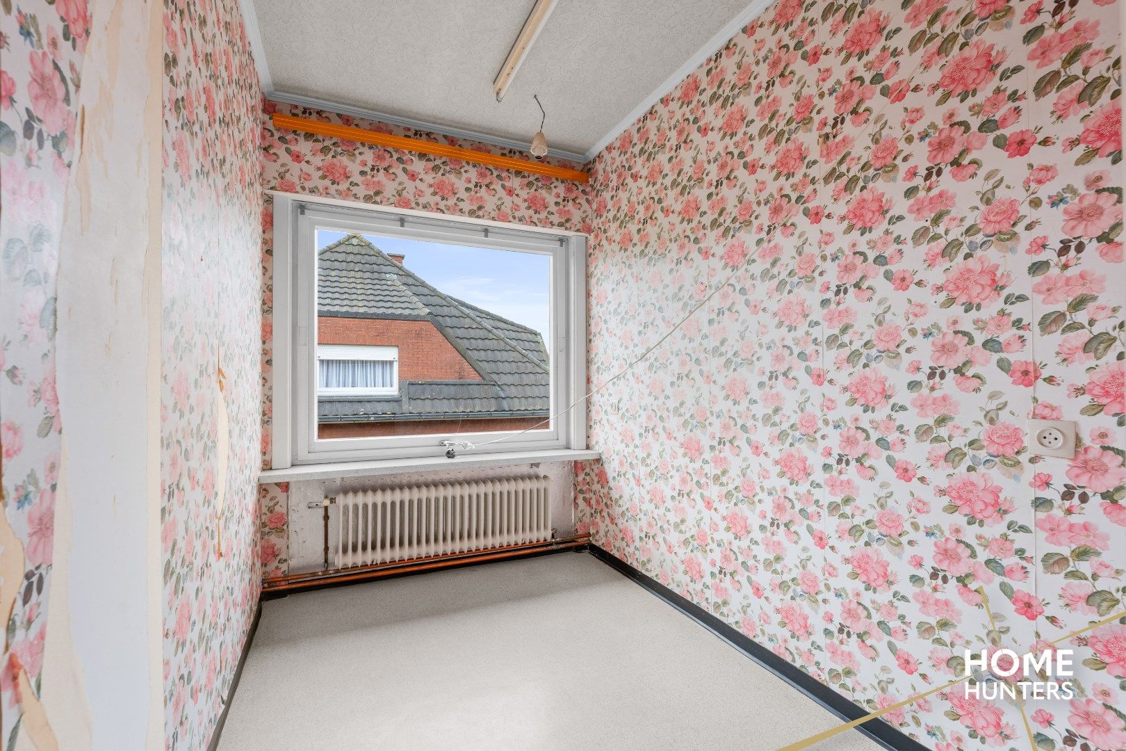 Te renoveren halfopen woning met 4 slaapkamers, 2 garages en veel potentieel te Ieper foto 12