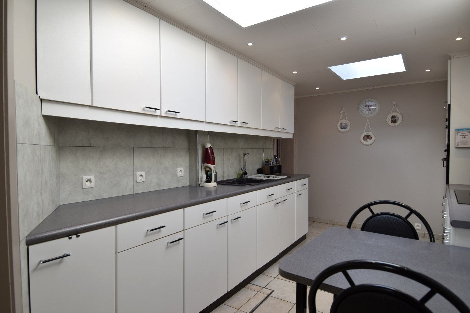 Mooie rijwoning met 2 slaapkamers, tuin en garage te koop in het gezellige Gullegem foto 7