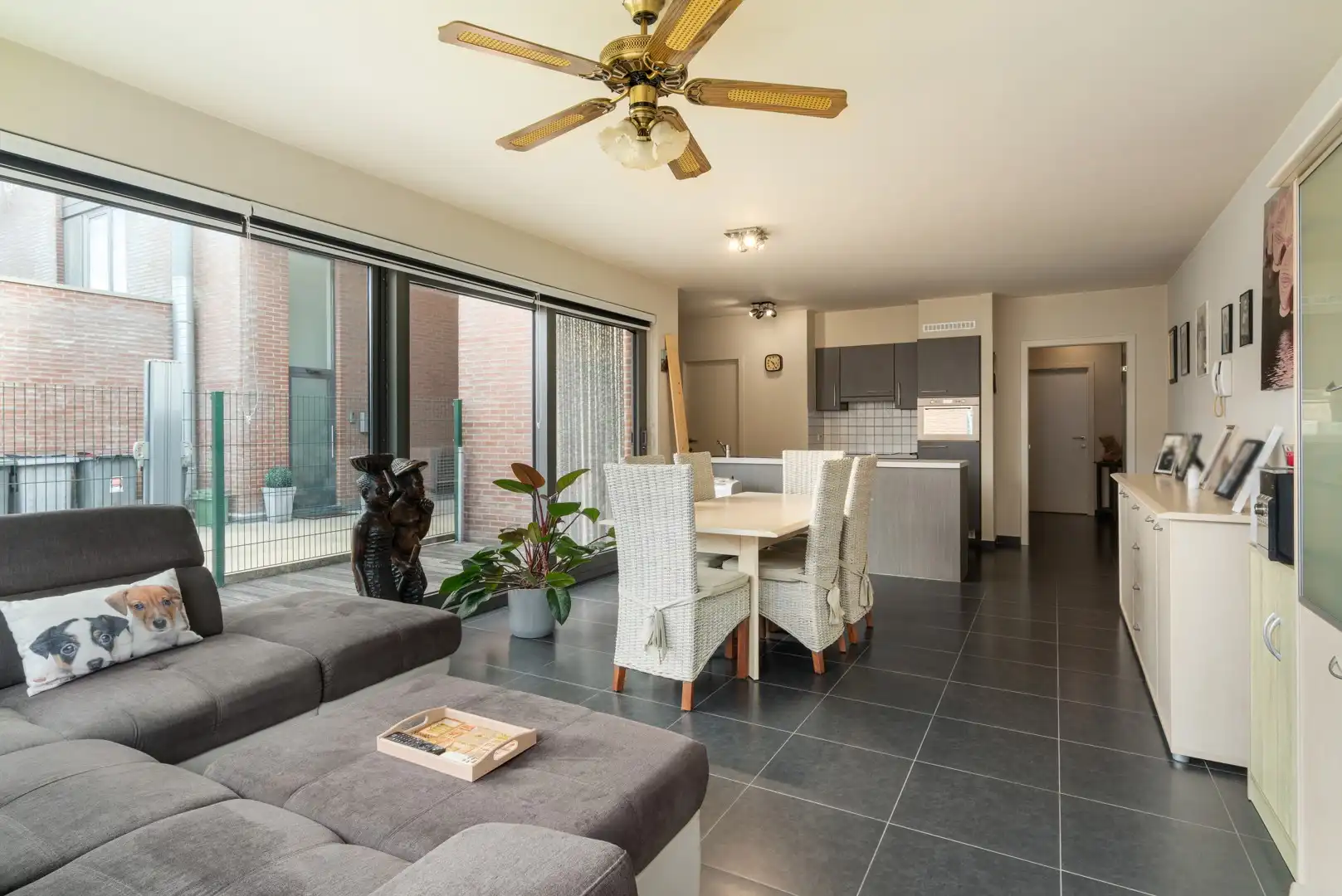 Gelijkvloers 2 slaapkamer appartement met tuin en parkeerplaats. foto 8