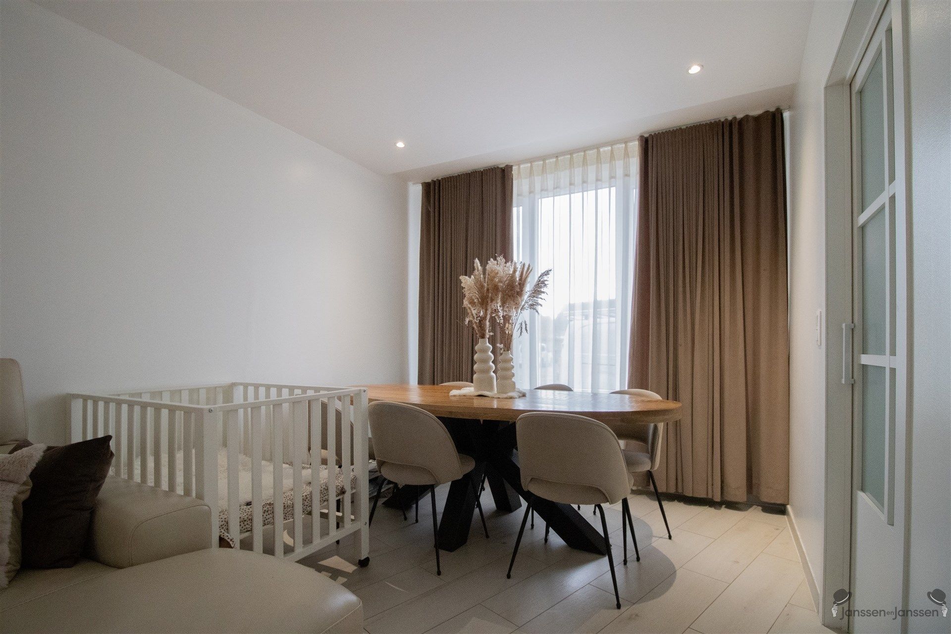 Recent gerenoveerde woning met 4 slaapkamers op 580 m².  foto 3