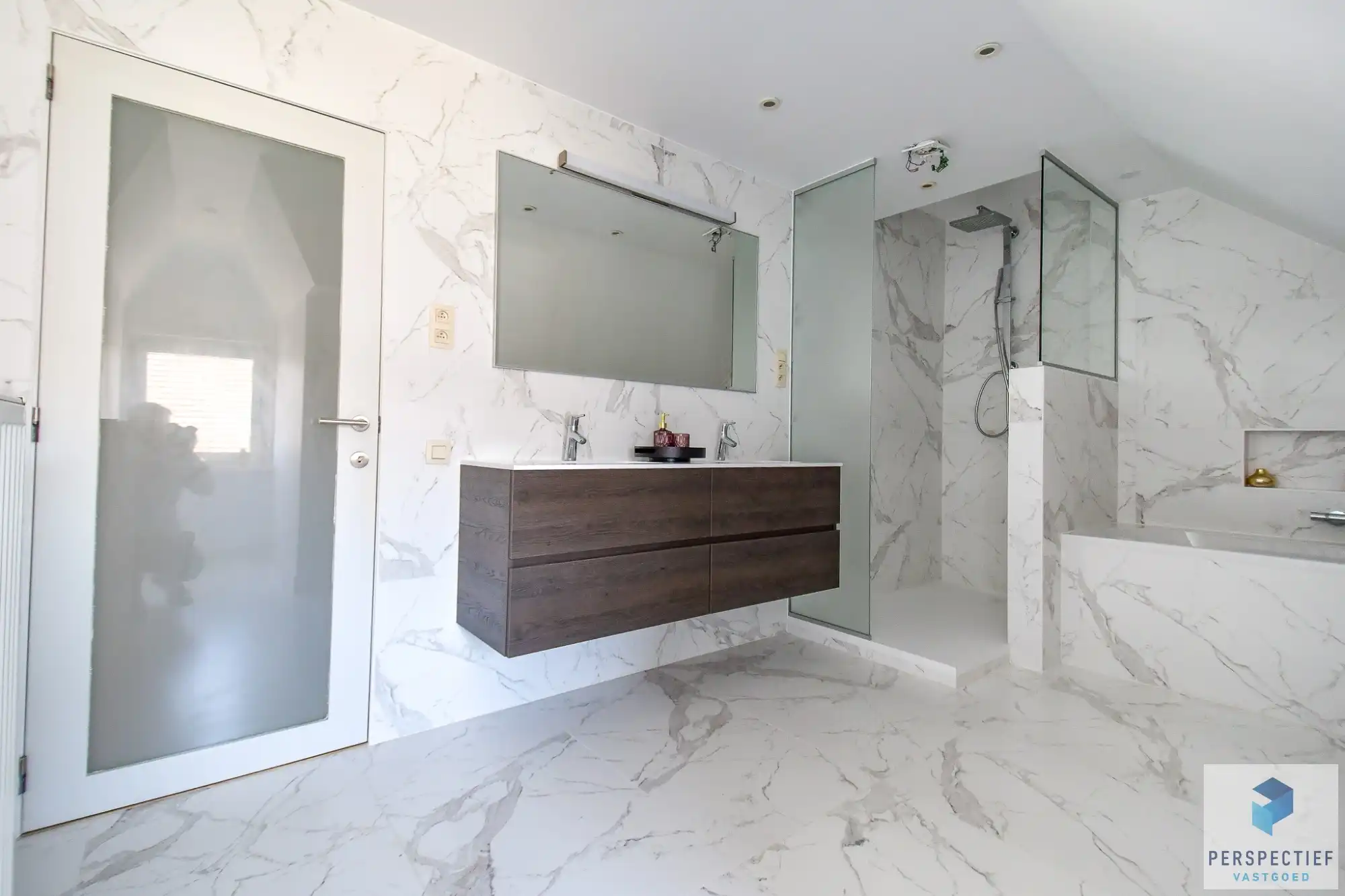 Ruime (254m²) instapklare gezinswoning met 4 slaapkamers, zwembad en poolhouse foto 21