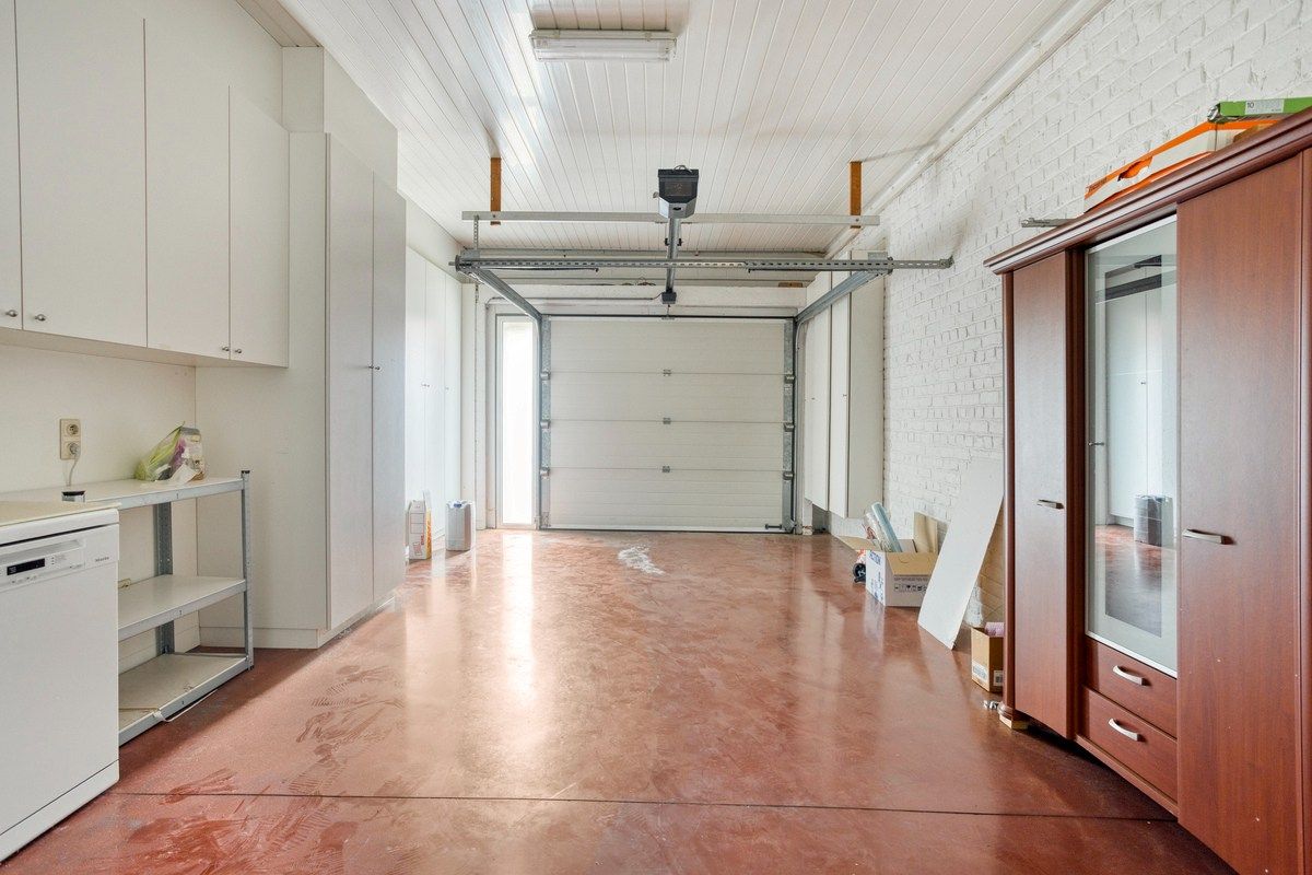 Bijzonder ruime woning met inpandige garage en 3 slks op een perceel van 1218 m². foto 13