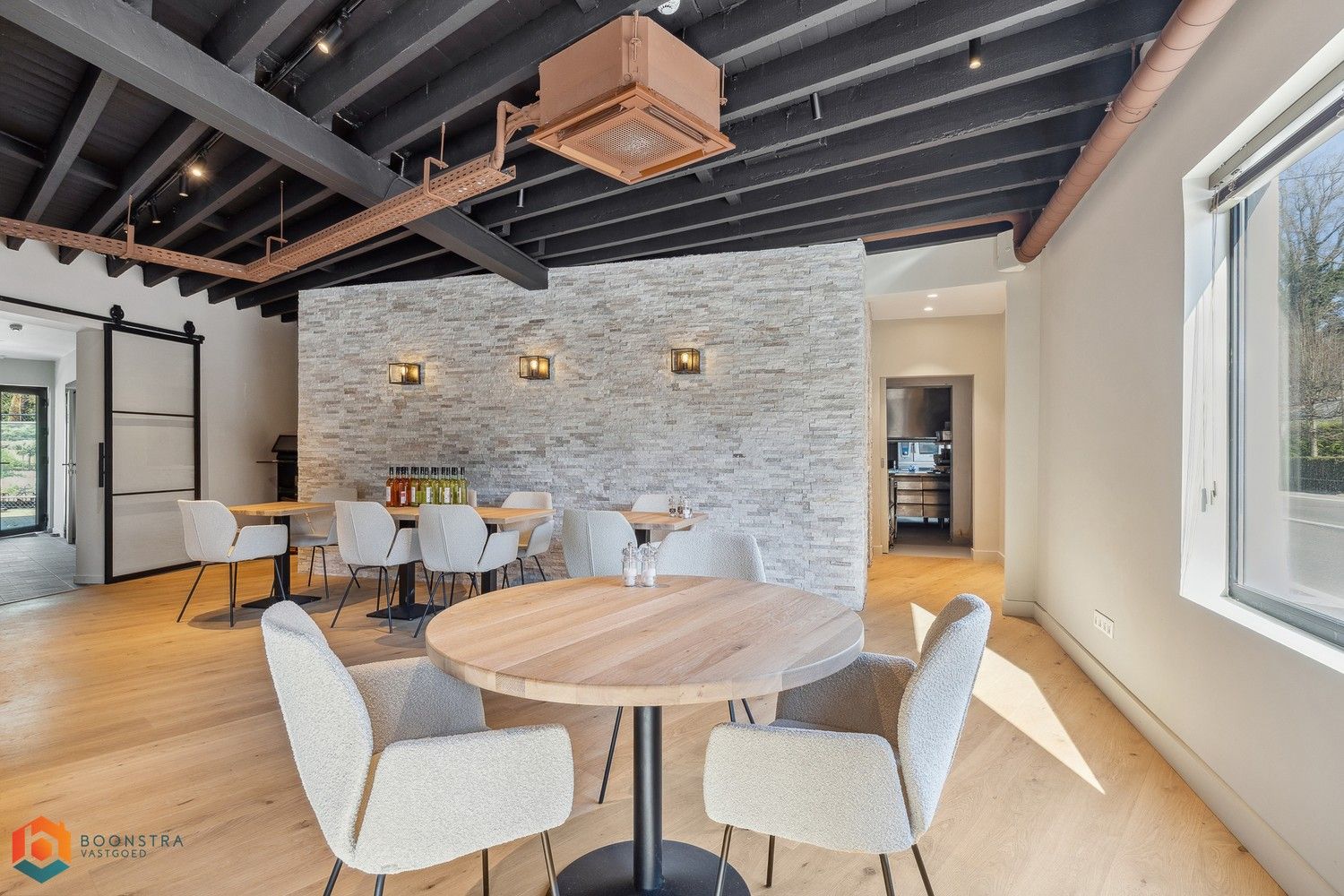 Grondig gerenoveerd handelsgelijkvloers met woonst en ruime parking foto 8