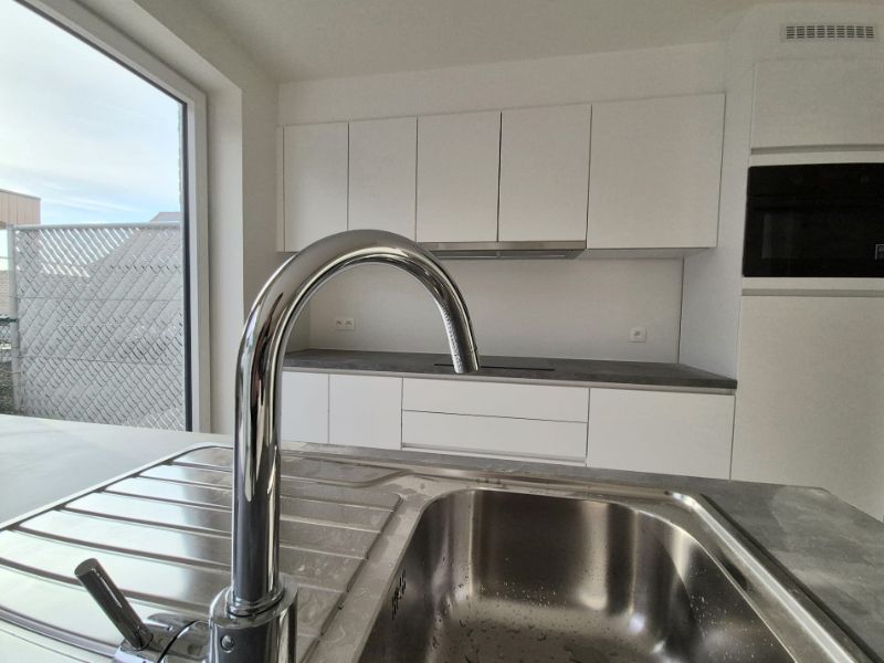 Hooglede: strakke halfopen nieuwbouwwoning met 3 slaapkamers, zuid-gerichte tuin, carport en berging op een perceel van 206 m², centrale ligging. foto 2