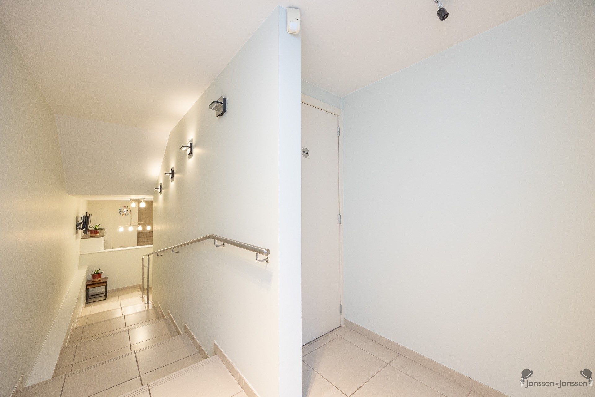 Woning met 4 slaapkamers en praktijk- of kantoorruimte op 744 m² foto 4