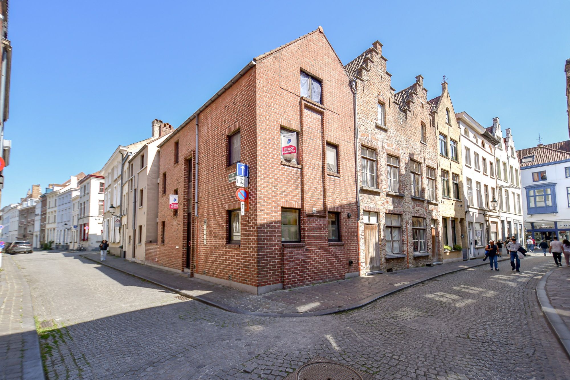 Ruime lichtrijke hoekwoning met 4 slpk en stadskoer foto 12