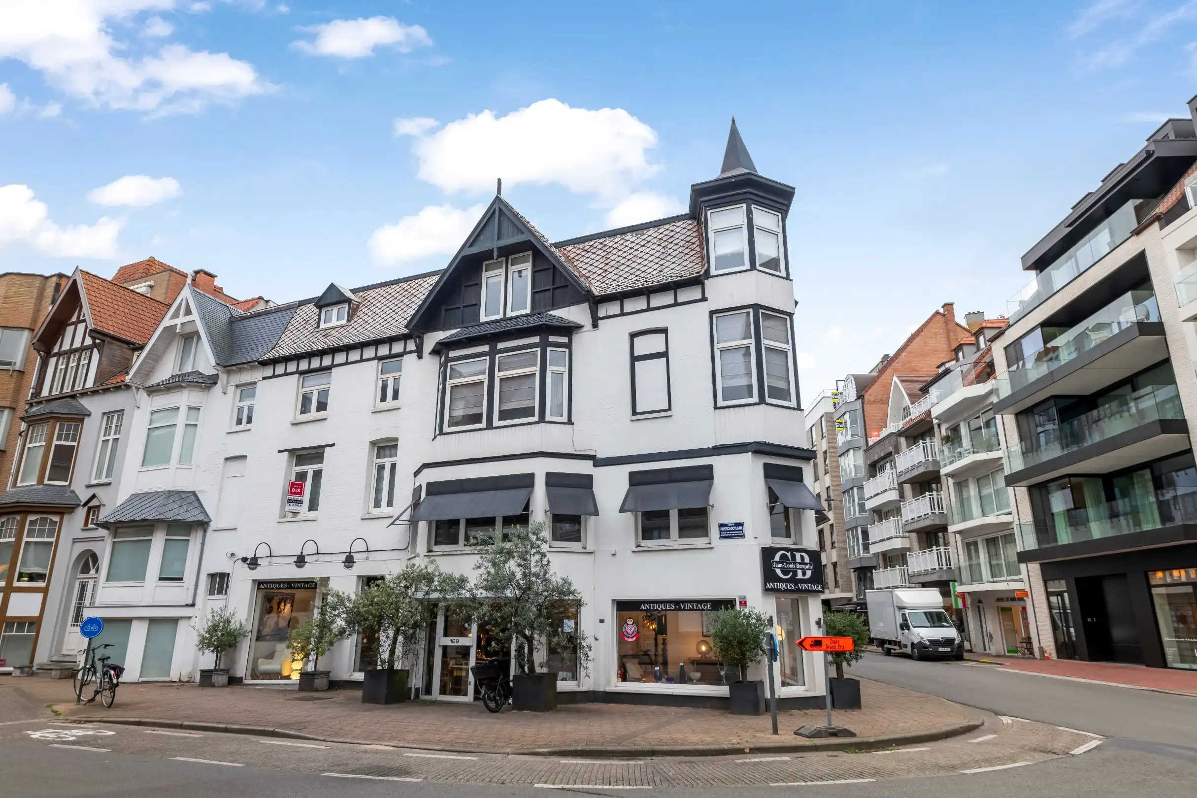 Multifunctioneel hoekpand met commerciële ruimte en  2 woonunits in centrum Knokke foto 2