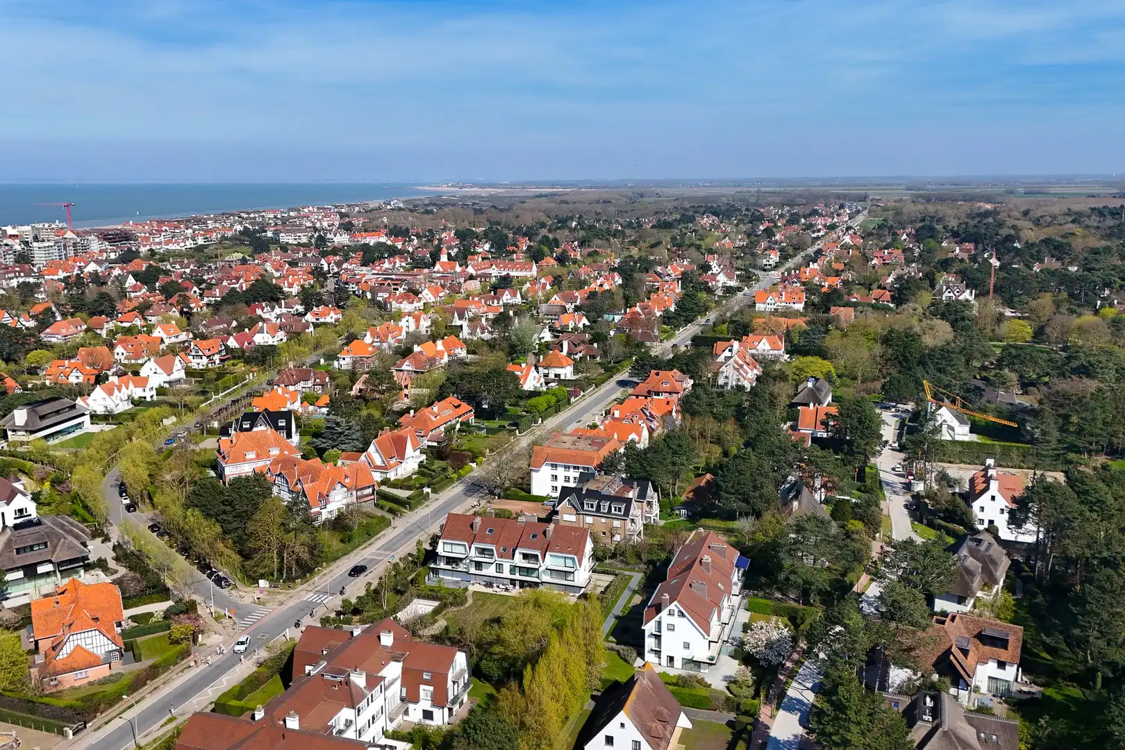 Zonnig gerenoveerd appartement met zuidwest gericht terras en open zicht op wandelafstand van het strand in hartje Zoute. foto 24