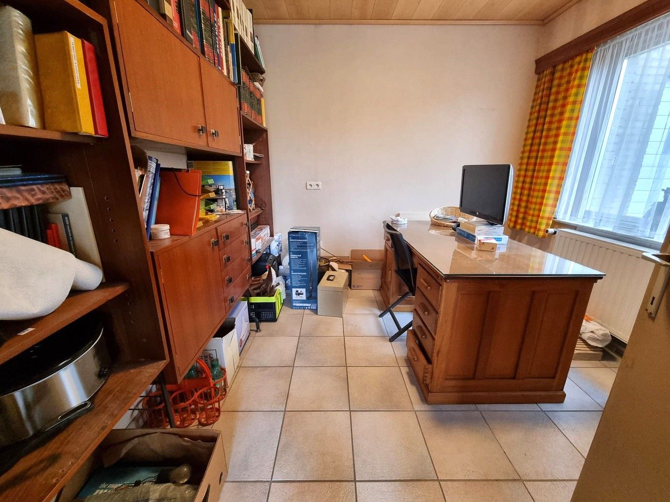 Zeer ruime woning, ideaal voor groot gezin met 6 slks, 2 woonkamers, 2 keukens, garage en groot bijgebouw. foto 14