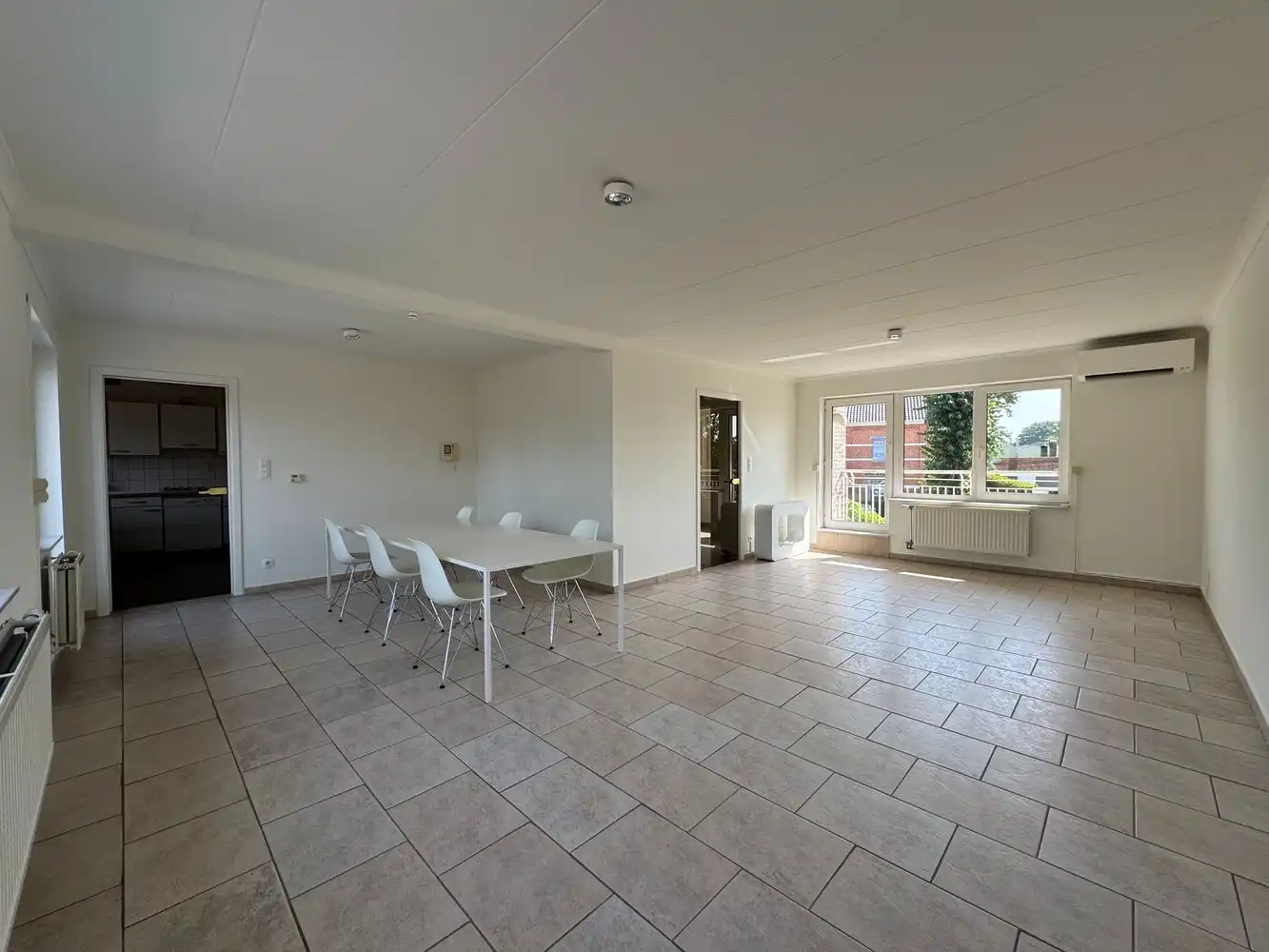 Zeer ruime huurwoning met o.a. 3 slpks en garage foto 4