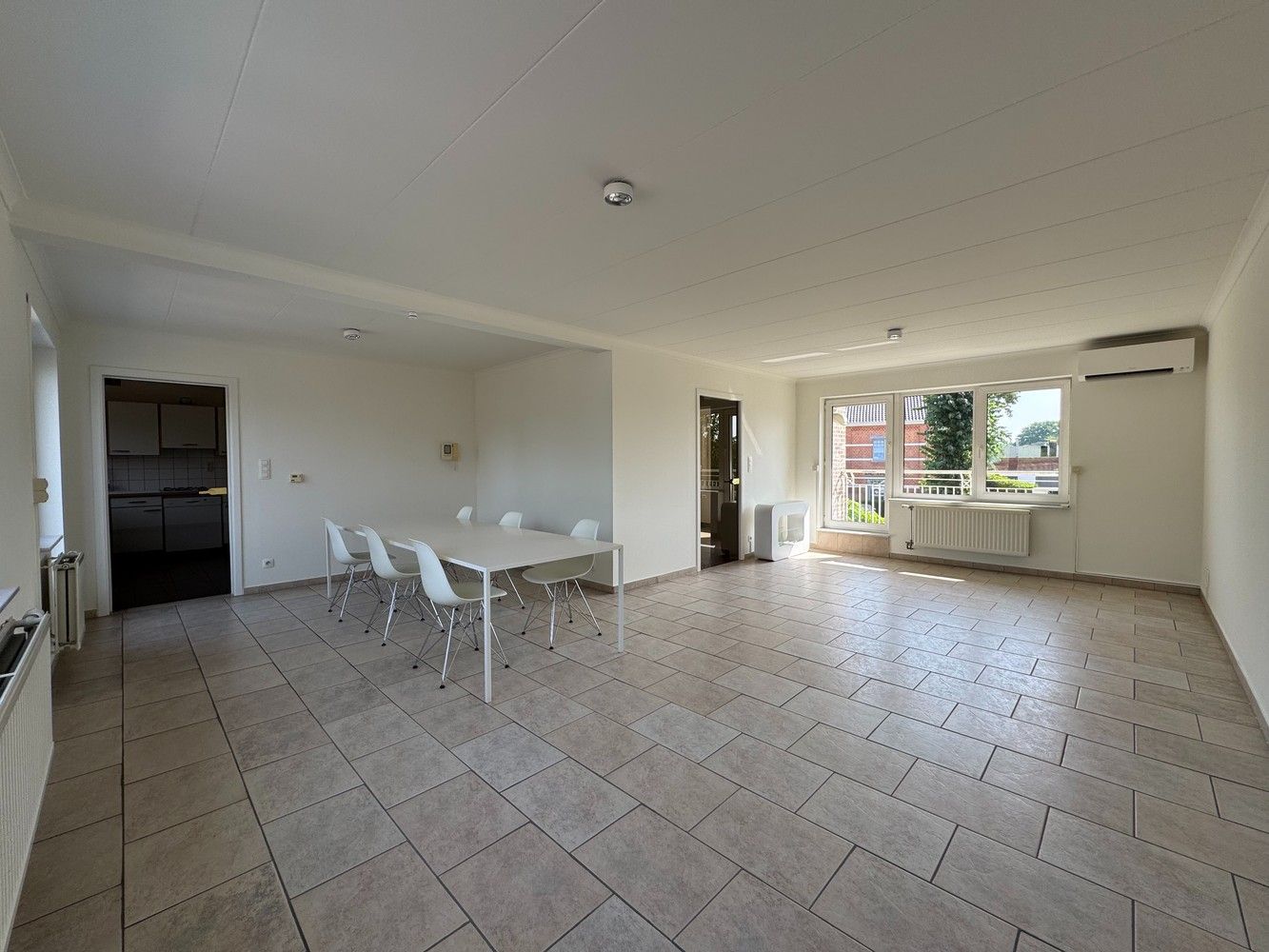 Zeer ruime huurwoning met o.a. 3 slpks en garage foto 4