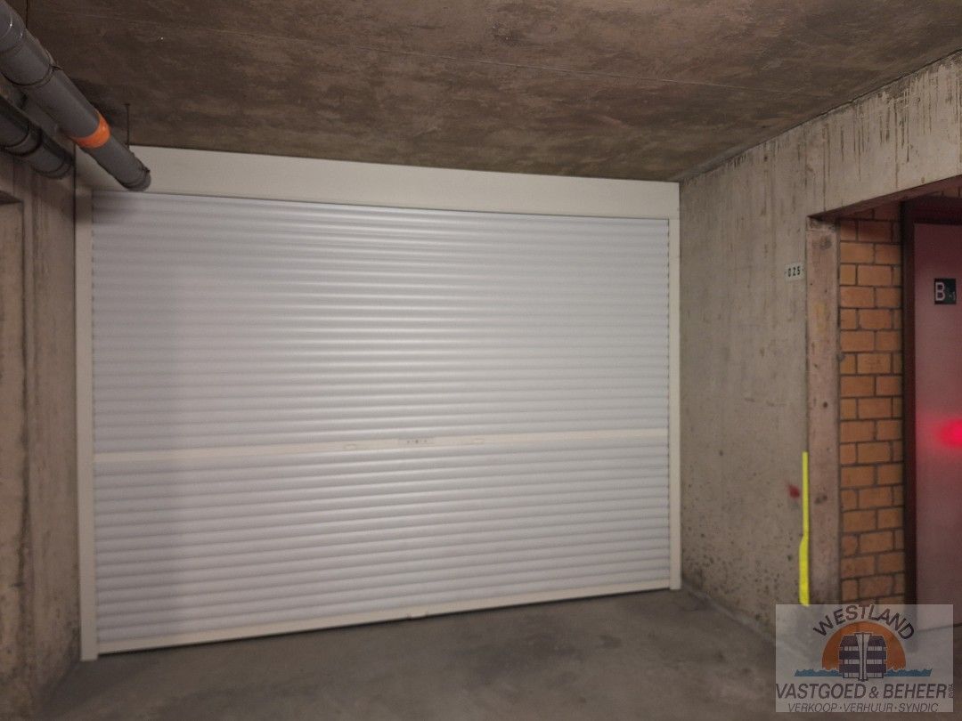 Ruime garage in afgesloten ondergrondse garage foto 2