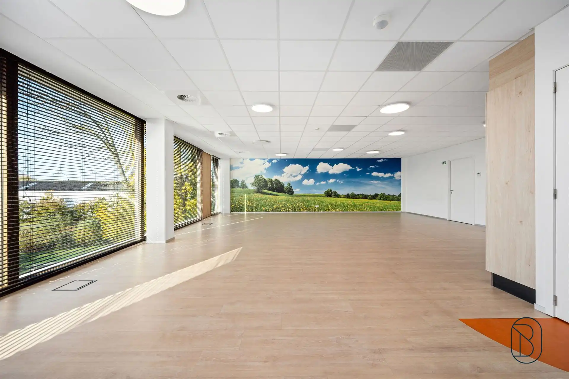 Lichtrijk groot kantoor in mooi bedrijfscomplex te Zwevegem foto 4