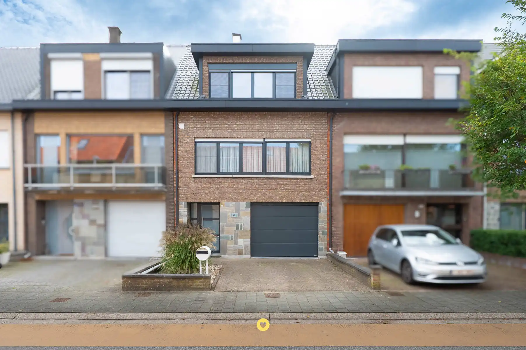 Bel-etage met 2 ruime SLK en grote garage op rustige locatie foto {{pictureIndex}}