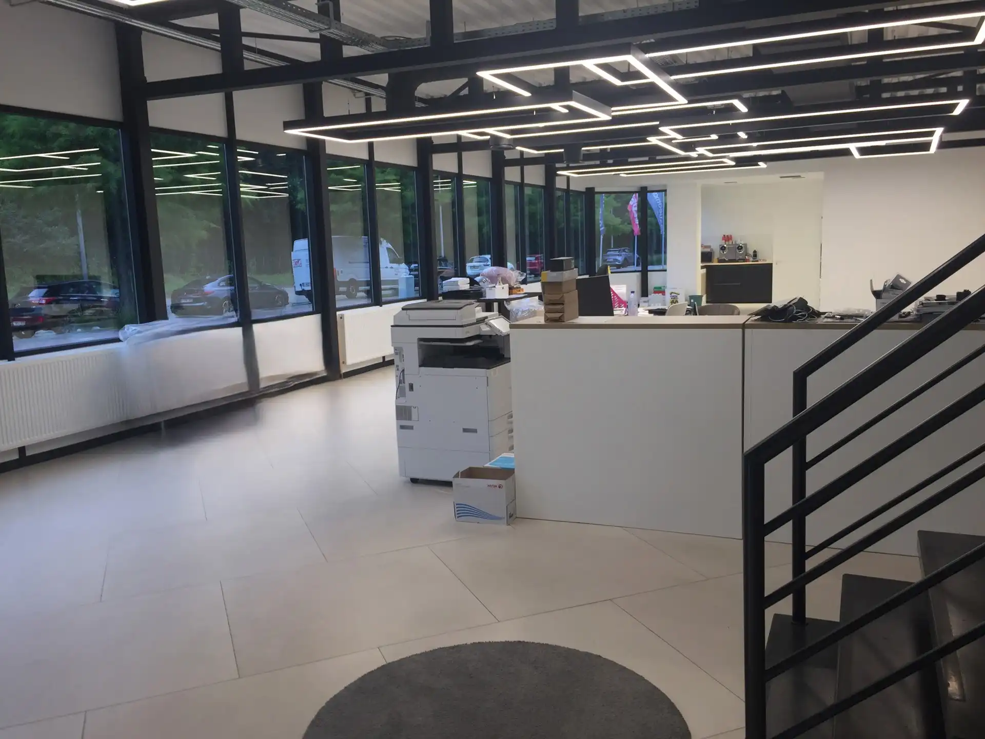 Polyvalent magazijn met gelijkvloerse showroom en kantoren foto 3