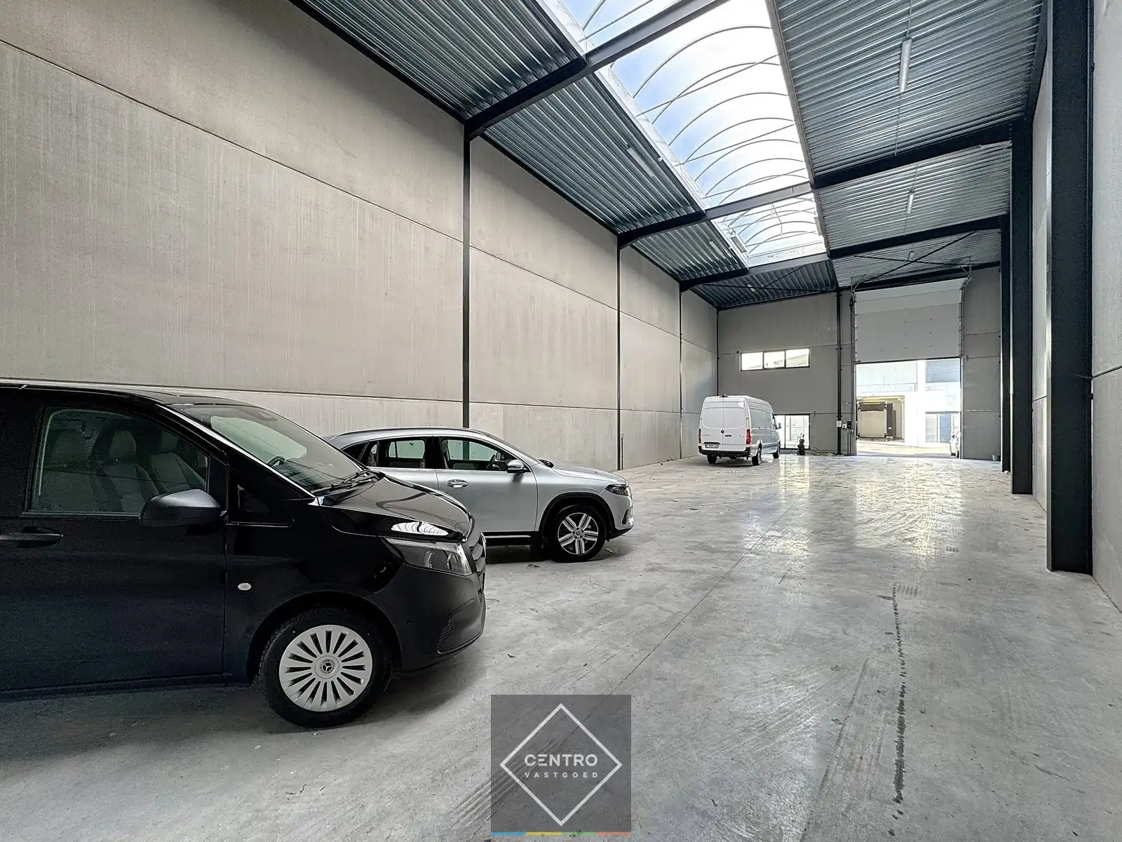 Verhuurd NB MAGAZIJN (332m²) met parkeergelegenheid voor de deur te koop langs de Aalterbaan te Maldegem (achter de nieuwe Mercedes-garage)! foto 4