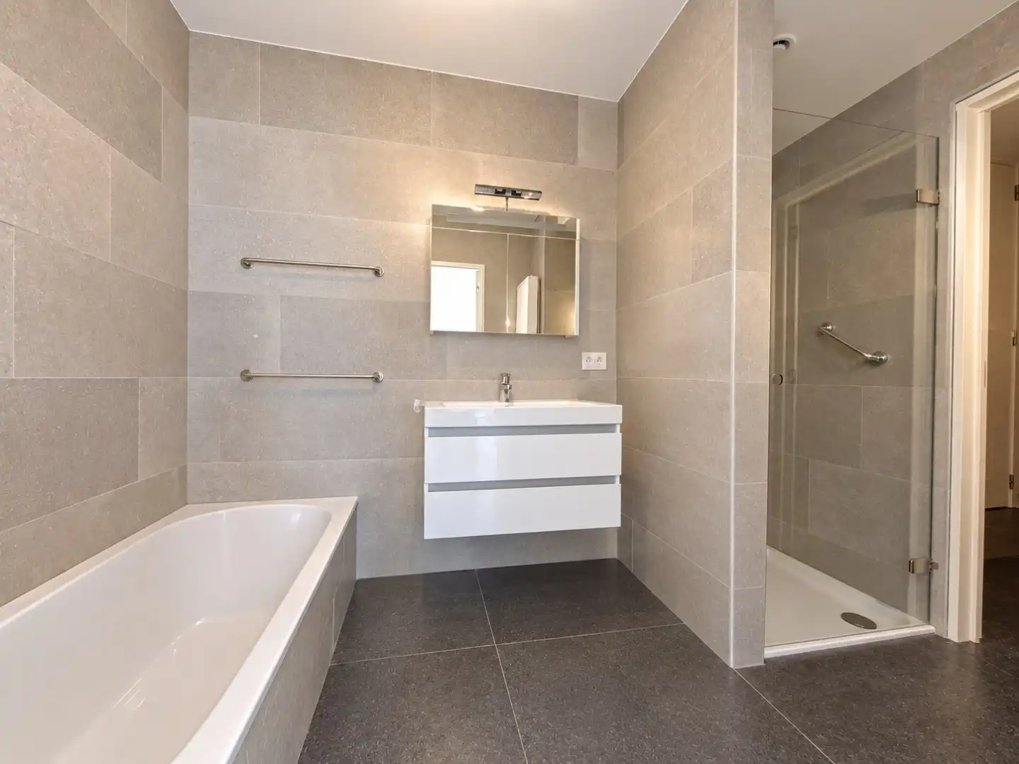 Recent en ruim appartement  foto 7