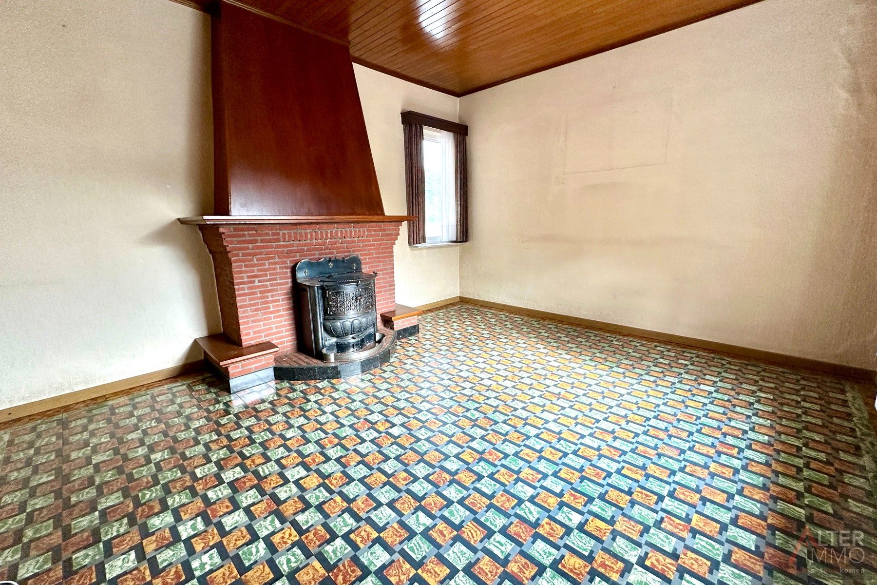 Te renoveren woning uit 1949 met achterbouw en garage op een hoekperceel van 5a 24ca. Deze open bebouwing ligt in een residentiële buurt. foto 6