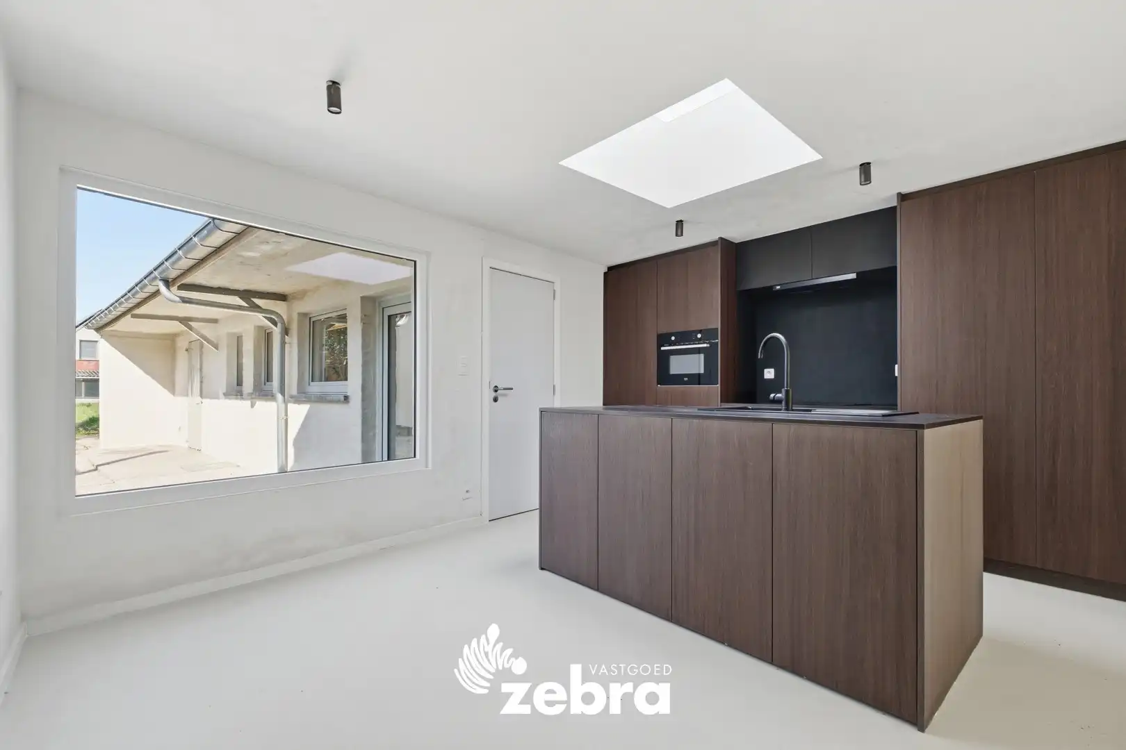 Gerenoveerde woning met 3 slaapkamers en tuin te Oostrozebeke! foto 3