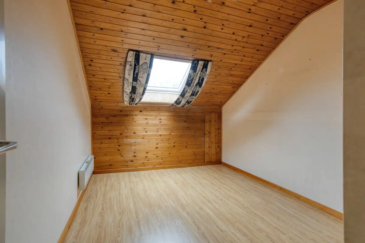 Ruime halfopen woning met 4 slaapkamers, bureau en garage op een residentiële ligging in Drongen foto 11
