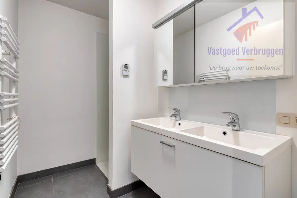 Modern recent gelijkvloers appartement met zuidgericht terras, zonnepanelen en garagebox in hartje Nieuwerkerken foto 5