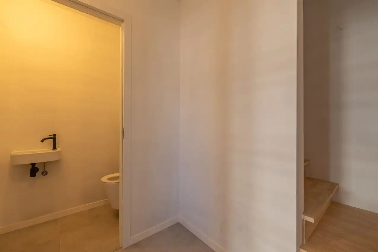 Kwalitatief afgewerkte nieuwbouwwoning met 3 slk. foto 41