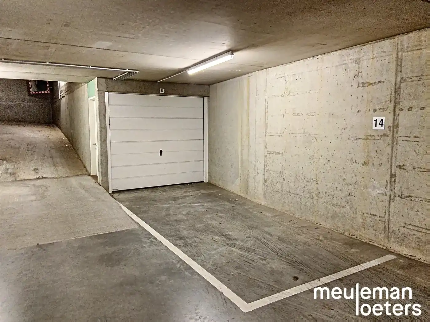 Zéér ruime ondergrondse garagebox met autostaanplaats  in het centrum foto {{pictureIndex}}