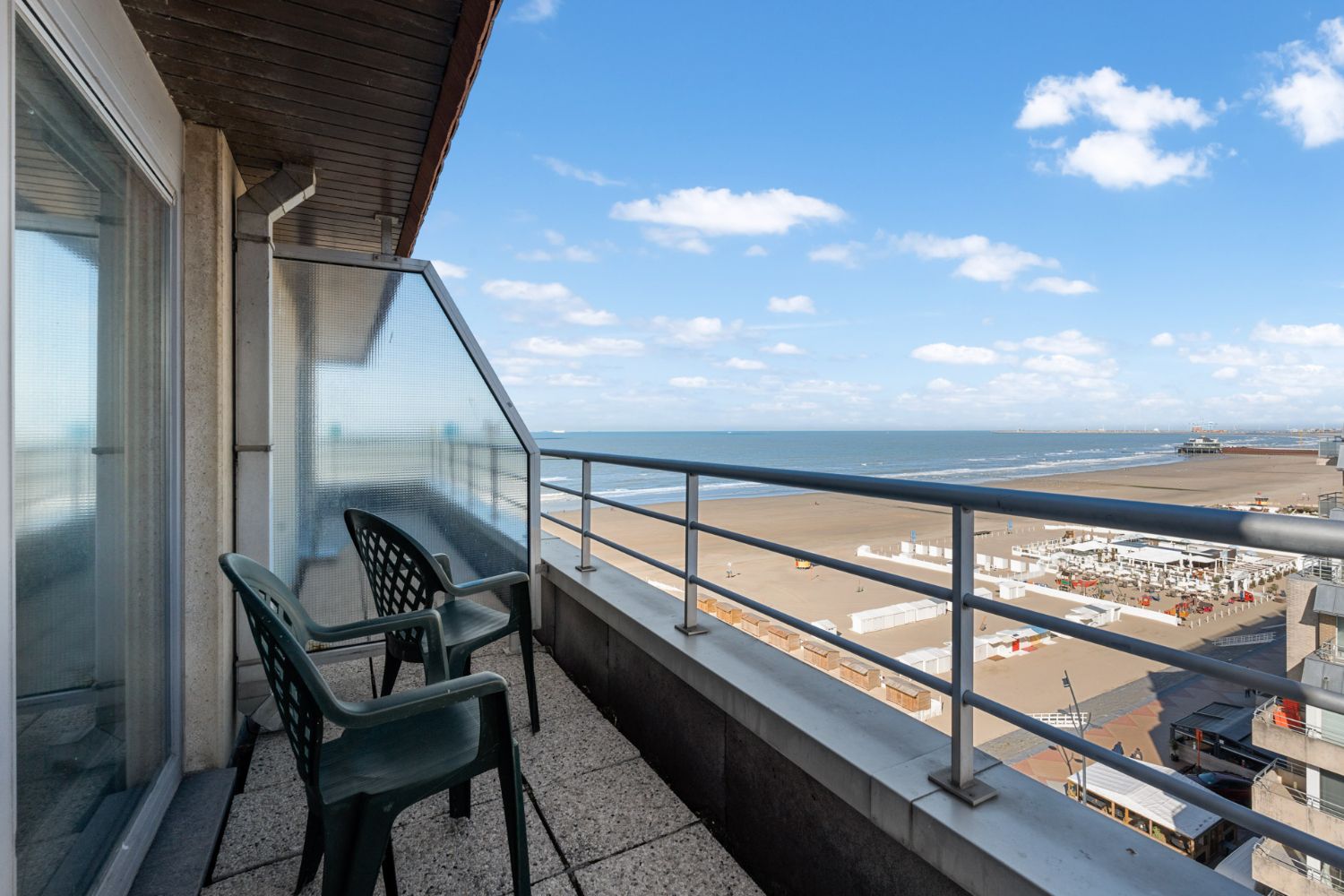 Lichtrijk één slaapkamer appartement met zijdelings zeezicht foto {{pictureIndex}}