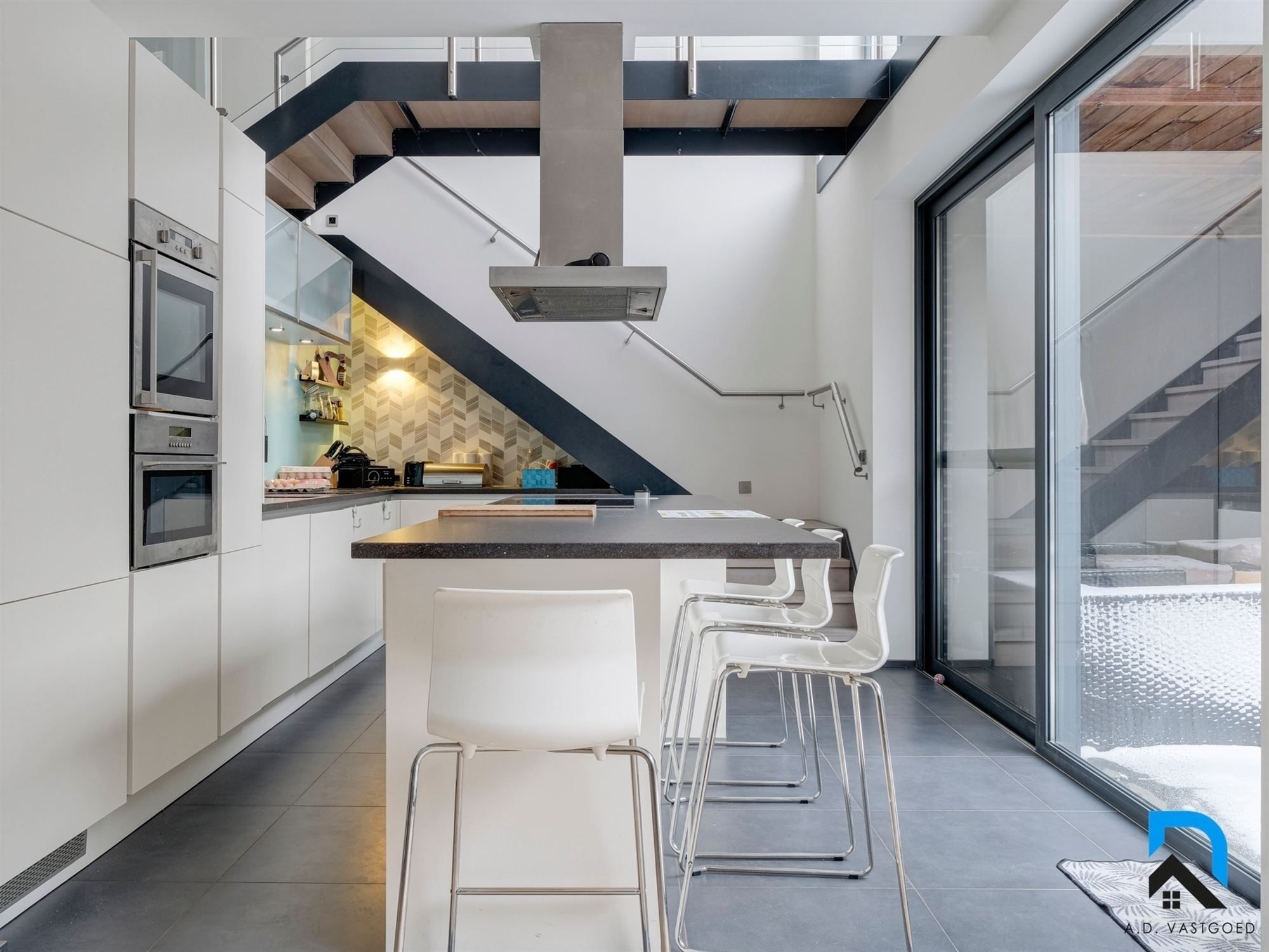 Bijzonder mooi gerenoveerde woning voorzien van 5 slaapkamers foto 10