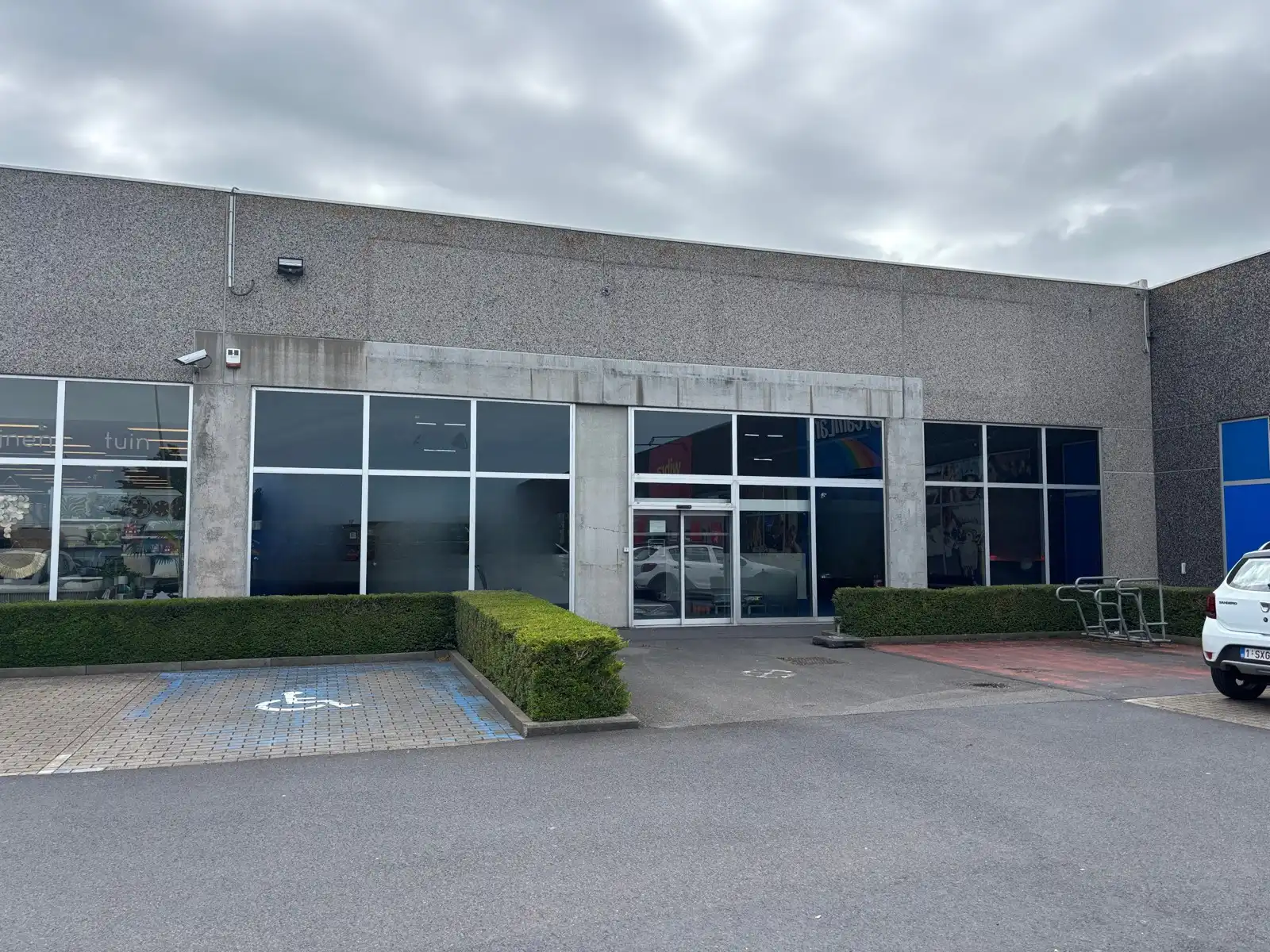 Baanwinkel (725 m²) met optimale visibiliteit te Oostende foto {{pictureIndex}}