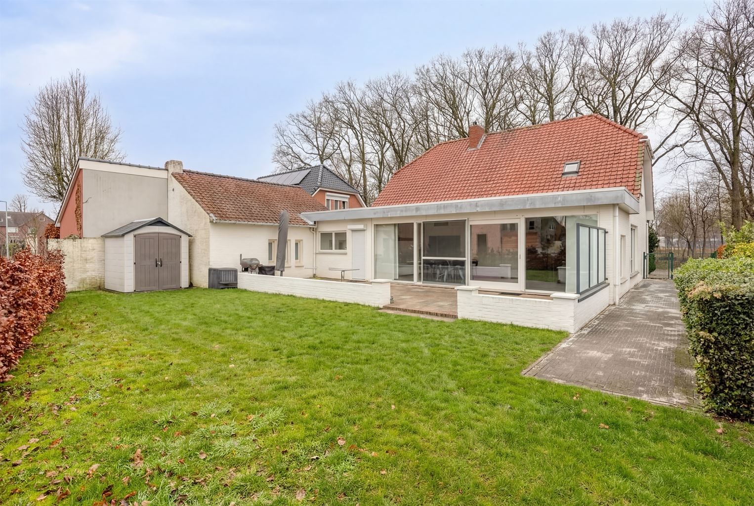 Vrijstaande woning met 3 slaapkamers, inpandige garage en een omheinde tuin, rustig gelegen nabij het centrum van Maaseik. foto 34