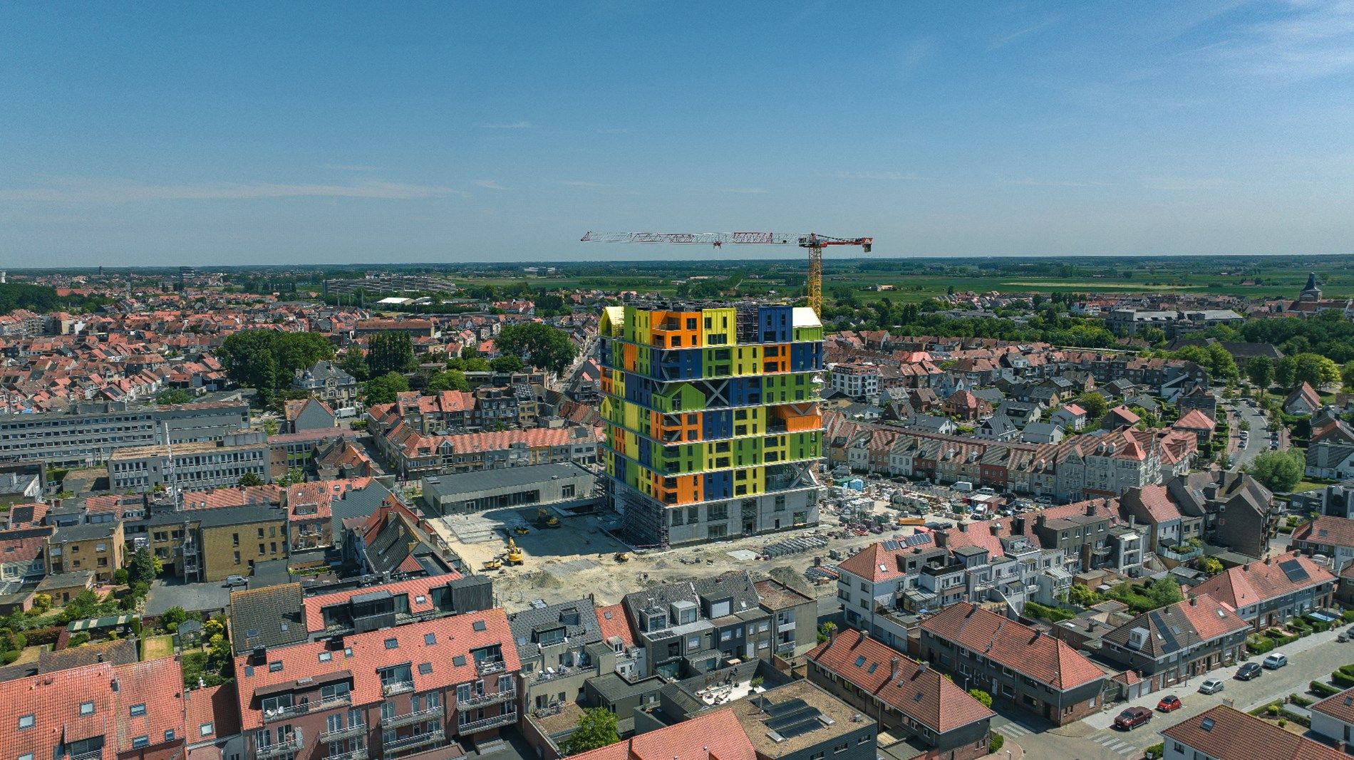 HOOST is een iconische toren met een expressief gevelontwerp op enkele honderden meters van de zee. foto 14