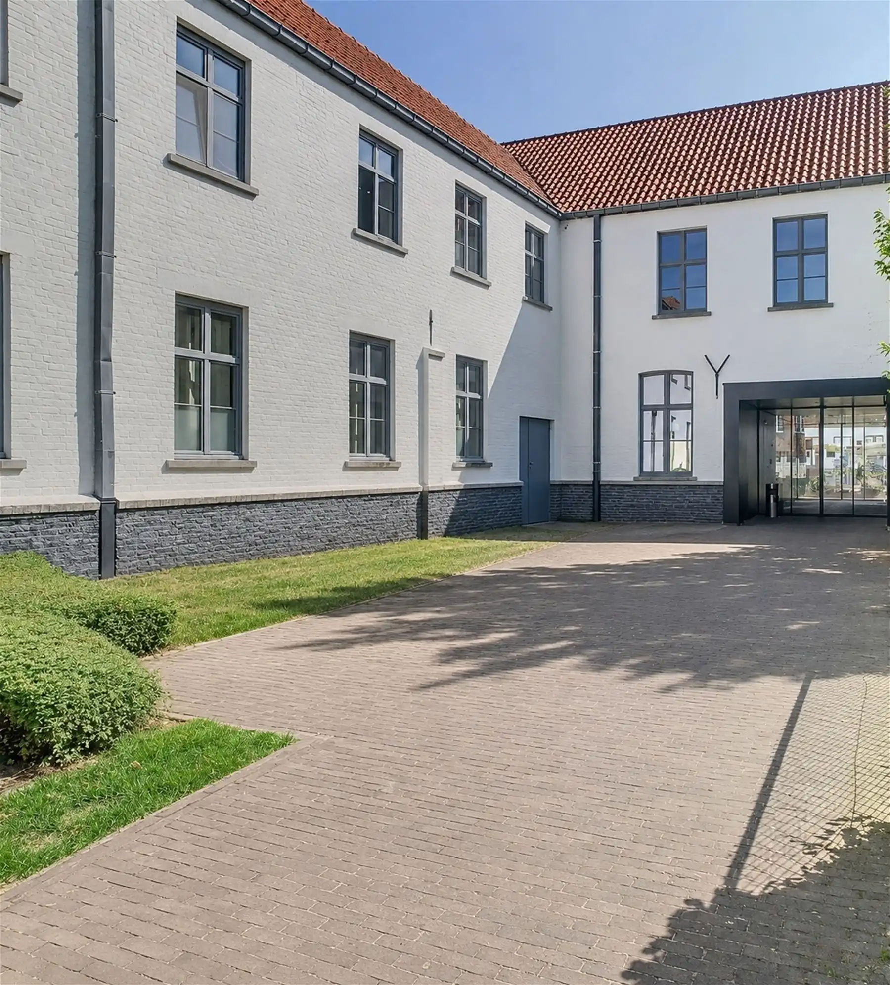 Ruime studenten kamer met eigen sanitair en keuken foto 2