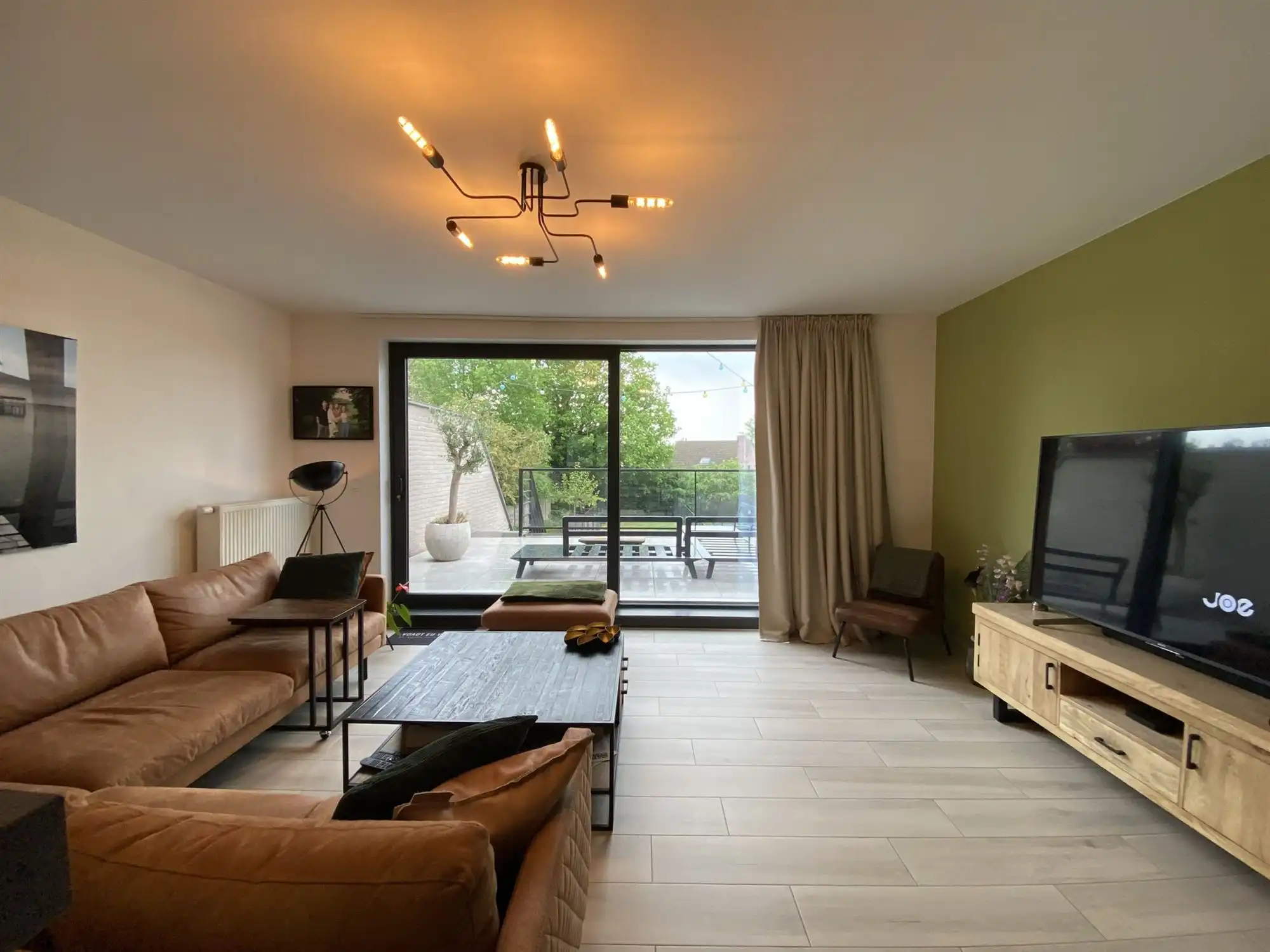 Knappe en ruime bel-etage met 3 slaapkamers, grote garage en tuin. foto 4