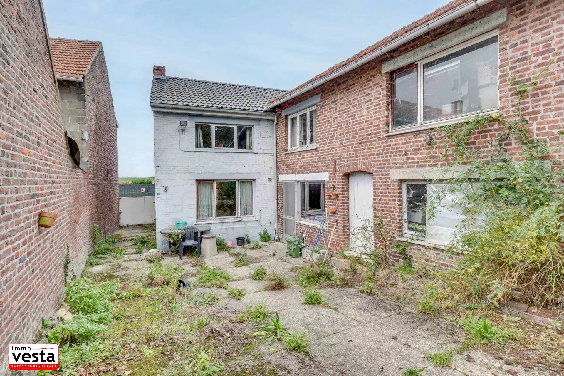 Te renoveren woning op goede locatie foto 12