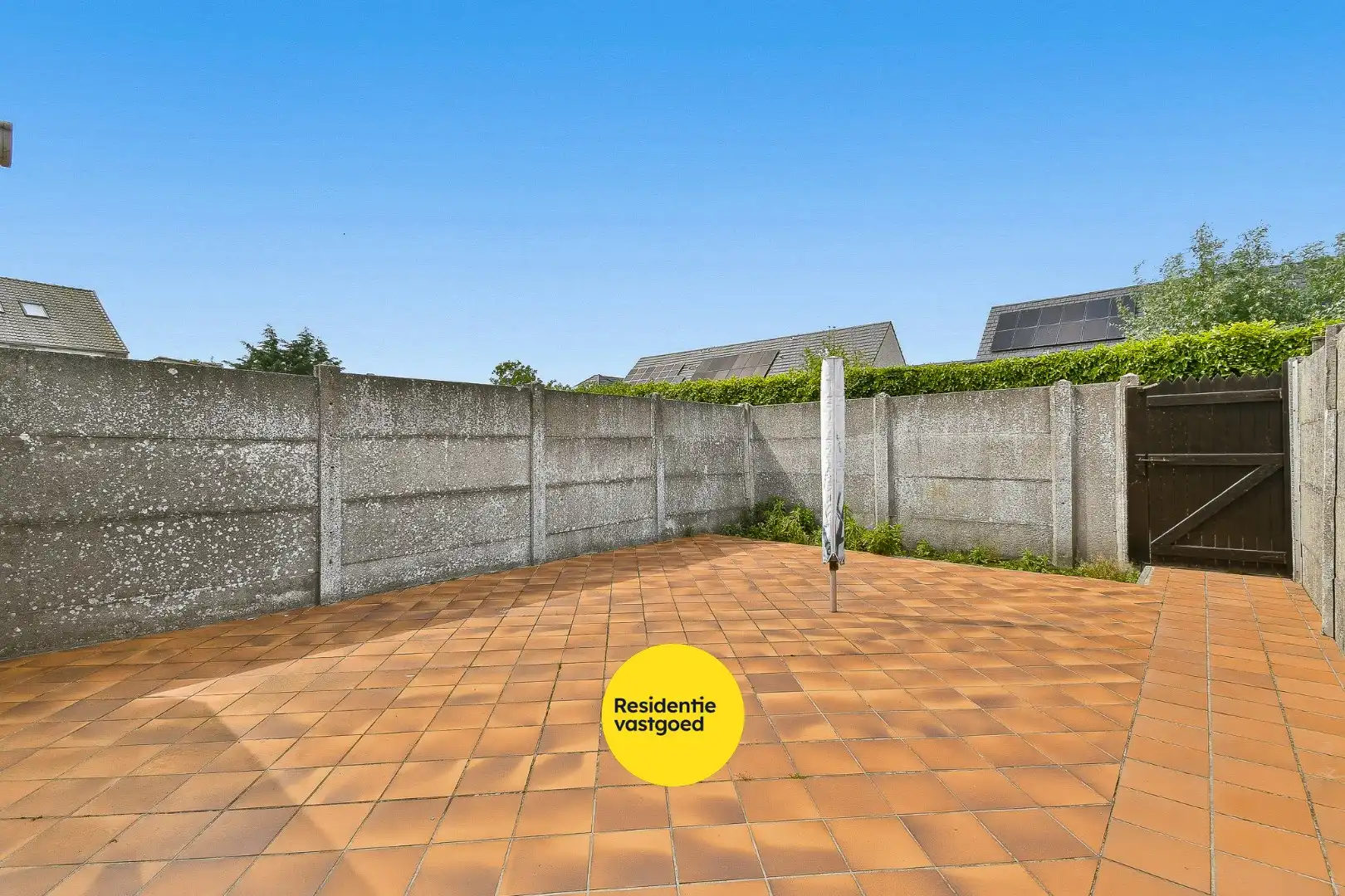 Rijwoning met veel potentieel op centrale ligging foto 3