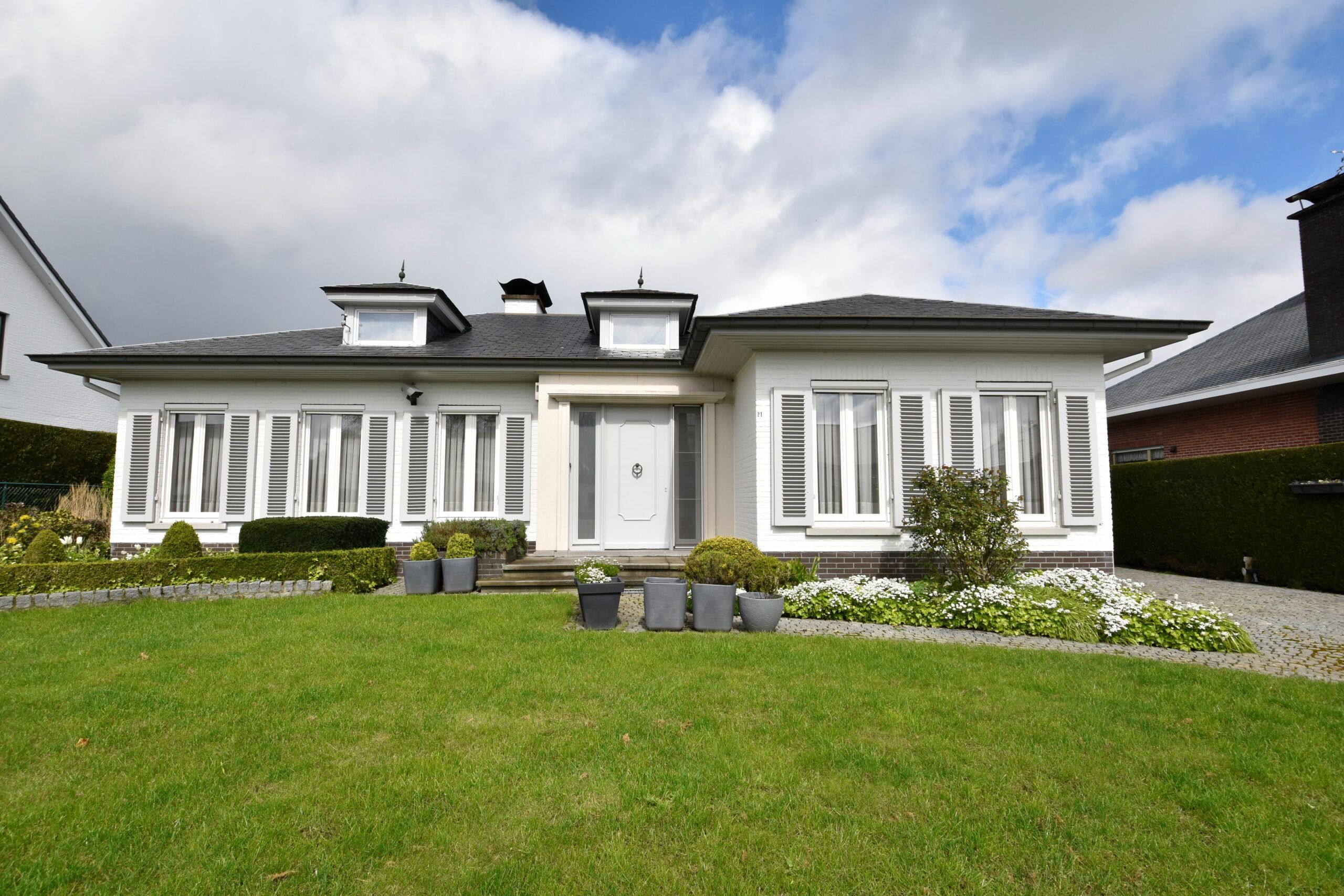 Stijlvolle bungalow met een prachtige tuin in het rustige Kieldrecht. foto {{pictureIndex}}