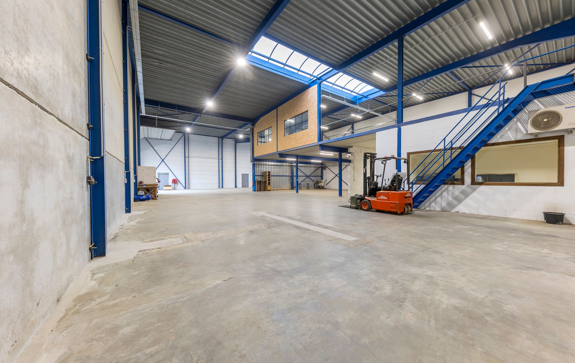  Zoeken op trefwoorden ... Vergelijk aanbiedingen TE KOOP: Bedrijfshal van 850m2 op gunstige locatie in Bree (industrieterrein Vostert) foto 2