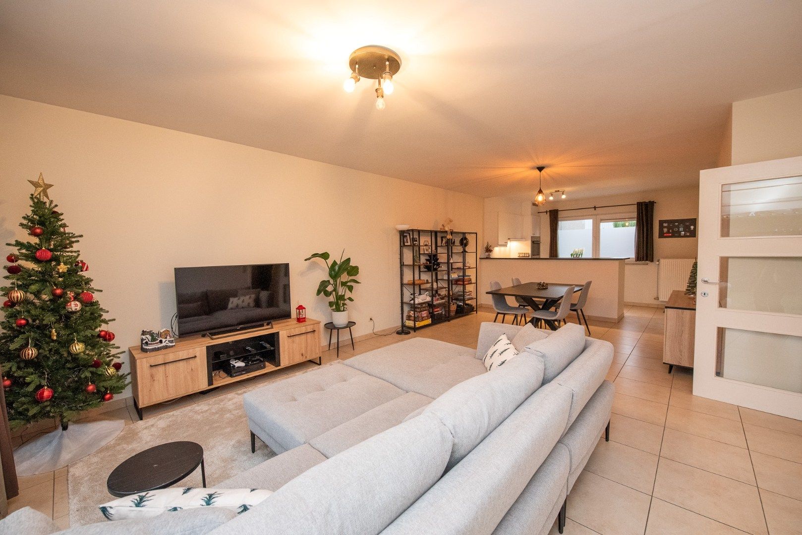 Gelijkvloers appartement in centrum Waregem met tuintje & garage. foto 2