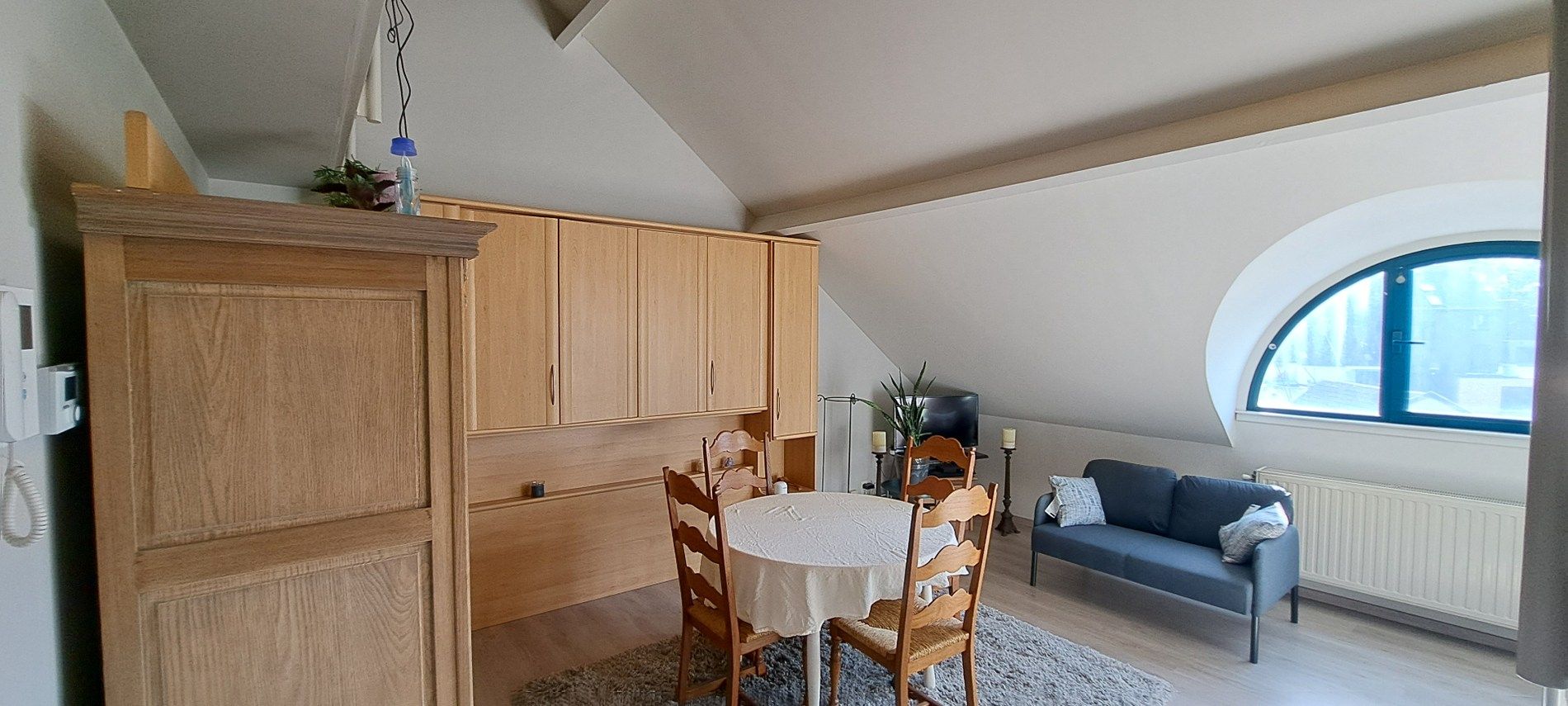 Ruim gerenoveerd duplex-dakappartement met 1 slaapkamer en mezzanine foto 2