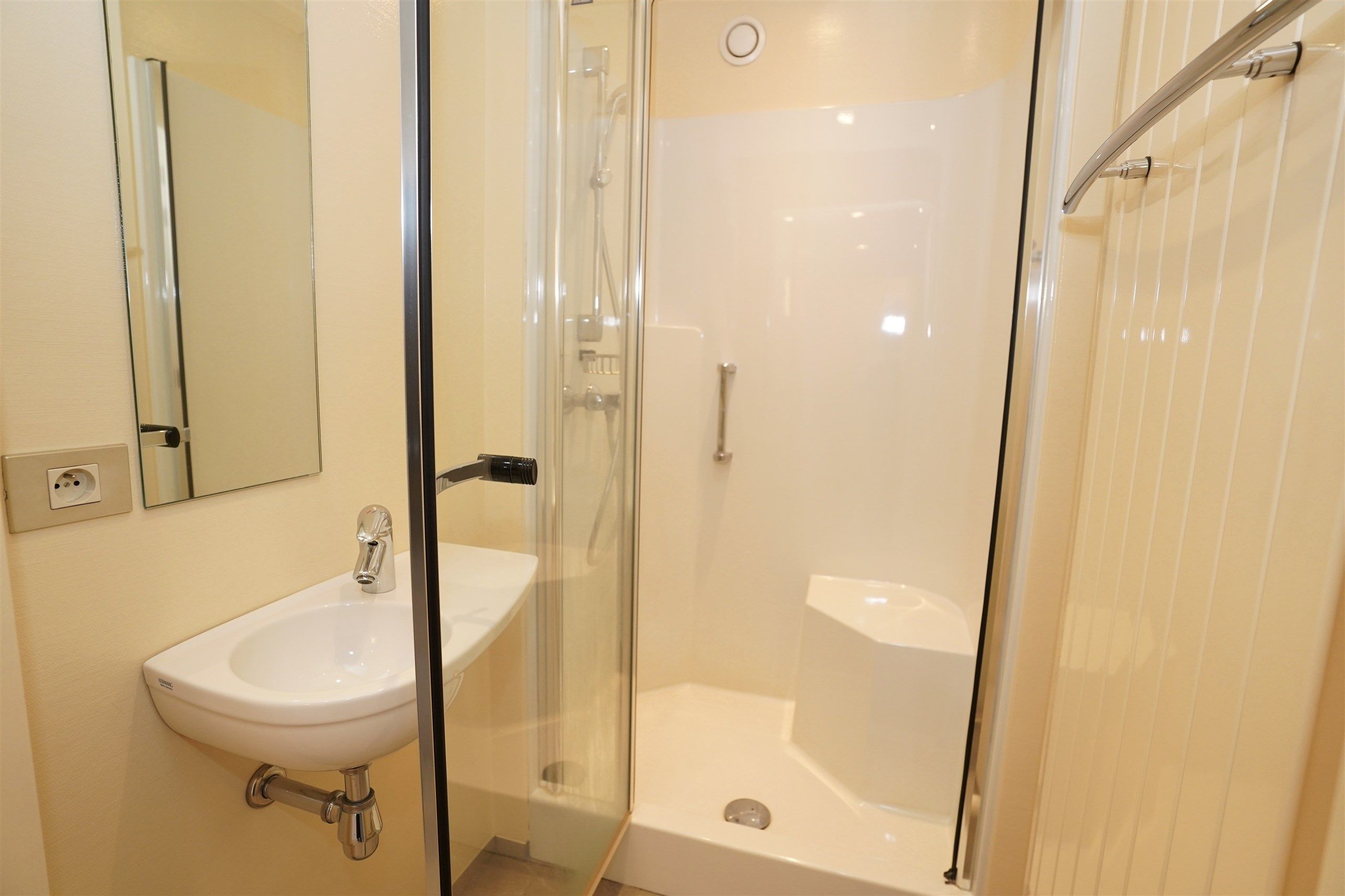 Luxeappartement met 2 slpks, 2 badk, dressing & staanplaats foto 22