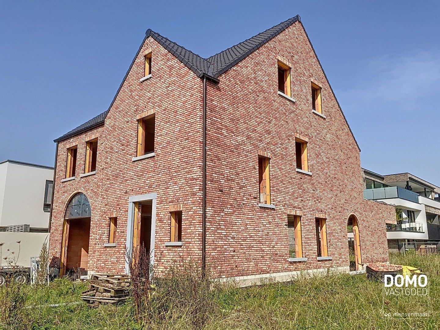 Prachtige CASCO pastoriewoning met 5 slaapkamers, inpandige garage en tuin te Hasselt. foto 1