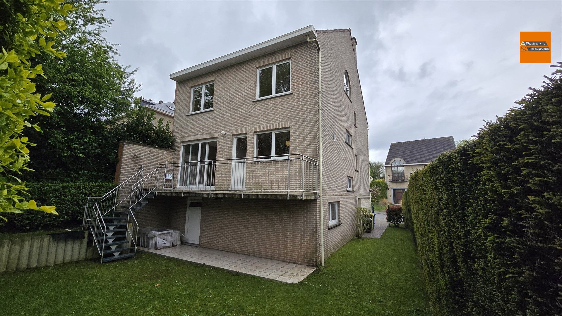 Ruime en instapklare bel-étagewoning met 7 slaapkamers en tuin op toplocatie in Kraainem foto 3