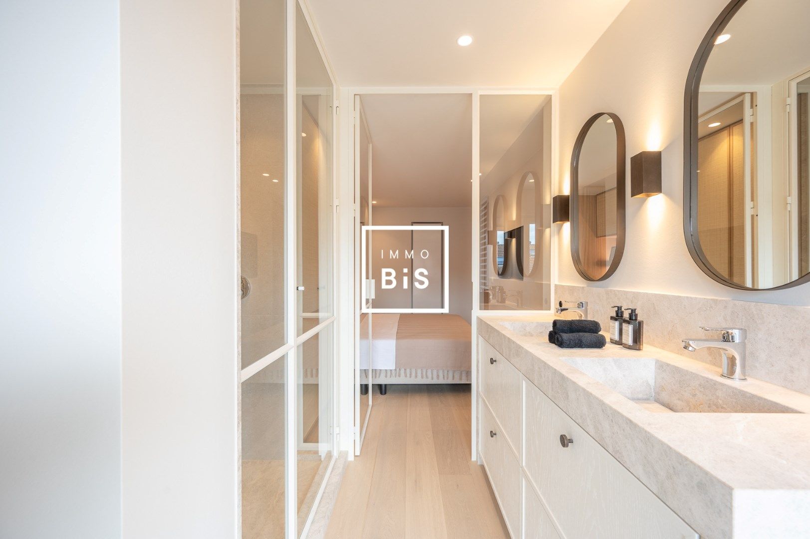 Luxueus gerenoveerd appartement centraal gelegen op enkele stappen van de zeedijk foto 16