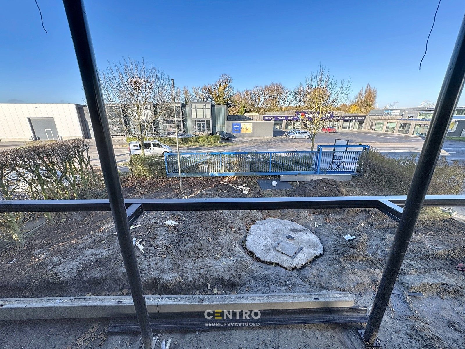 NB KANTOORRUIMTE / TOONZAAL (223m²) met verdieping (148,5m²) en private parkeerplaatsen voor de deur. Op industriezone "Herdersbrug" te 8000 Brugge. foto 3