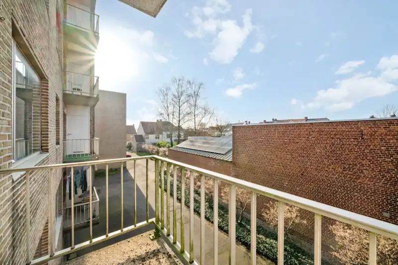Roeselare-stadsrand. Leuk gelegen twee-slaapkamerappartement van 83m2 met 2 terrassen van 8.50m2. In 't groen op een boogscheut van 't centrum. Als investering of als betaalbare starter ! foto 6