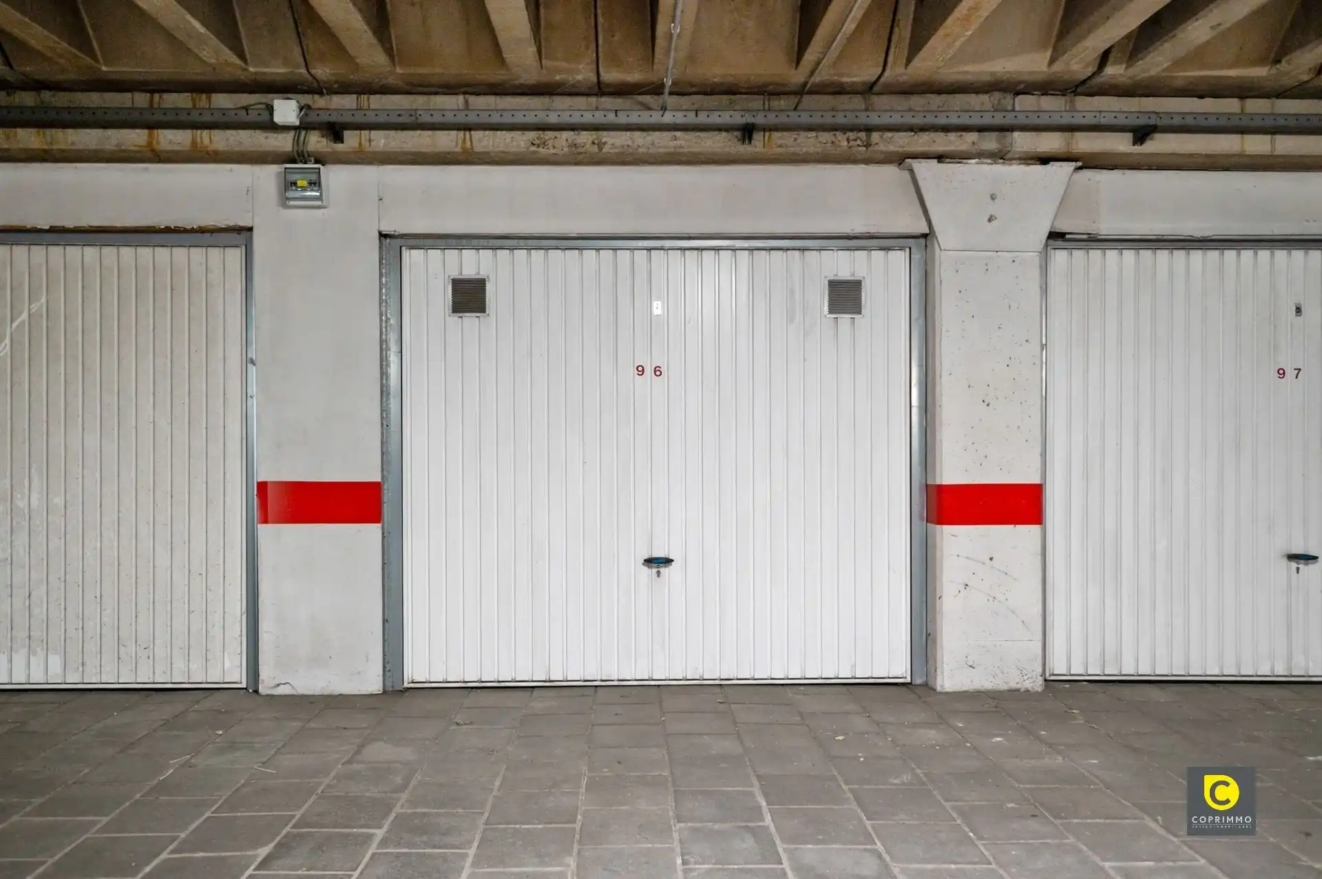 Ruime ondergrondse garagebox met elektrische poort! foto {{pictureIndex}}