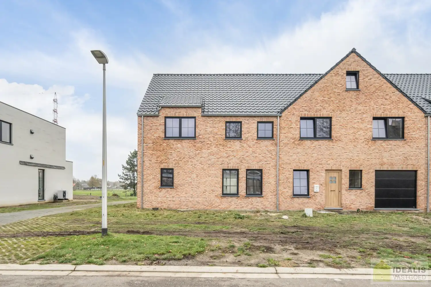 PRACHTIGE NIEUWBOUWWONING (GRONDAANDEEL €85.000,00 + 12% REGISTRATIERECHTEN EN CONSTRUCTIE €293.000,00 + 21% BTW) MET EEN HEERLIJK LICHTRIJKE WOONKAMER MET OPEN KEUKEN MET AANSLUITEND BERGPLAATS, 3 SLAAPKAMERS, EEN RUIME BADKAMER VOORZIEN VAN ALLE COMFORT! EEN HEERLIJK RUIM HUIS MET EEN LEUKE TUIN, OP EEN GEGEERDE LOCATIE NABIJ HET CENTRUM VAN REPPEL! foto 2