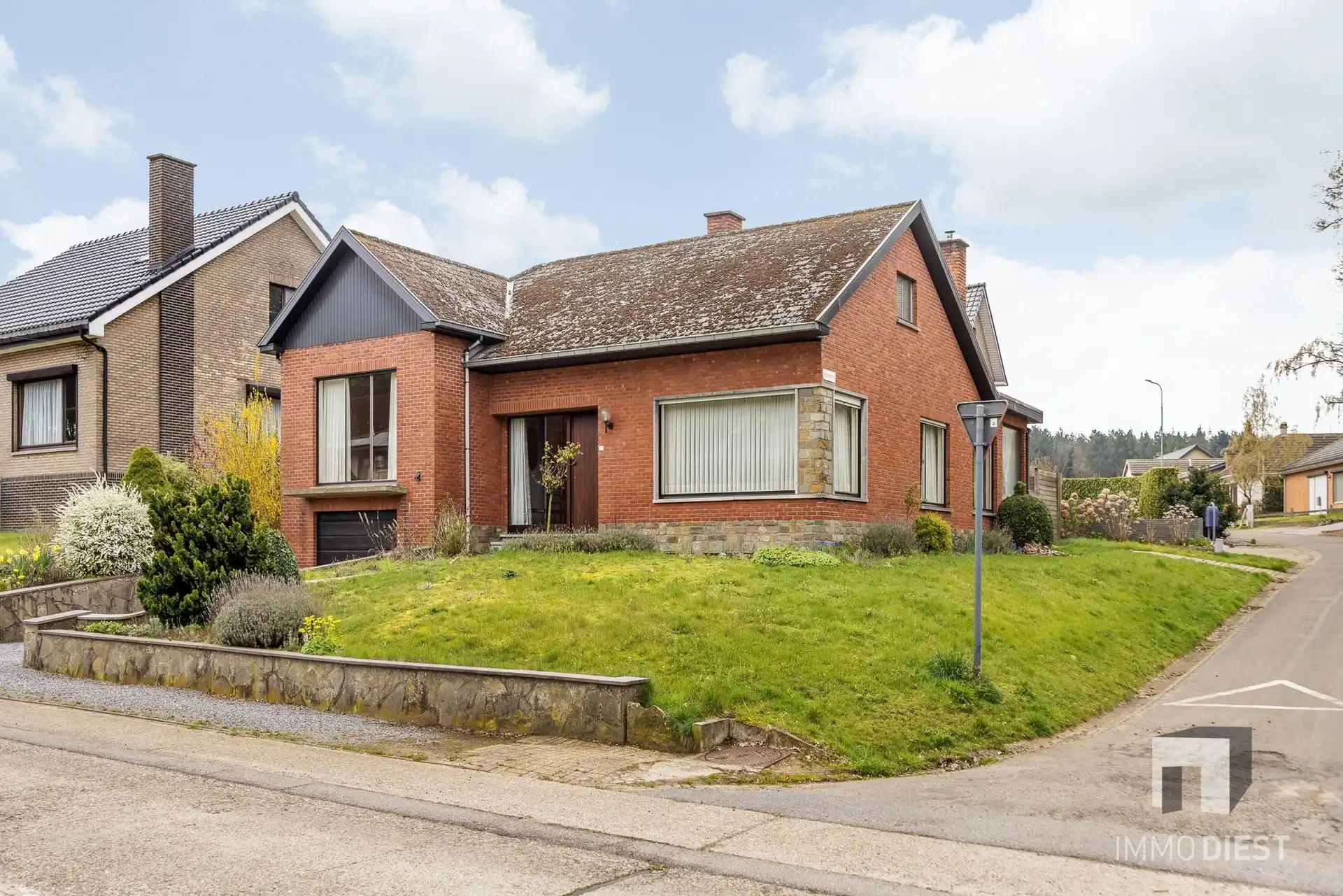 Hoofdfoto van de publicatie: Op te knappen betaalbare split-level woning te Schaffen, kort bij de Bossen van Hees