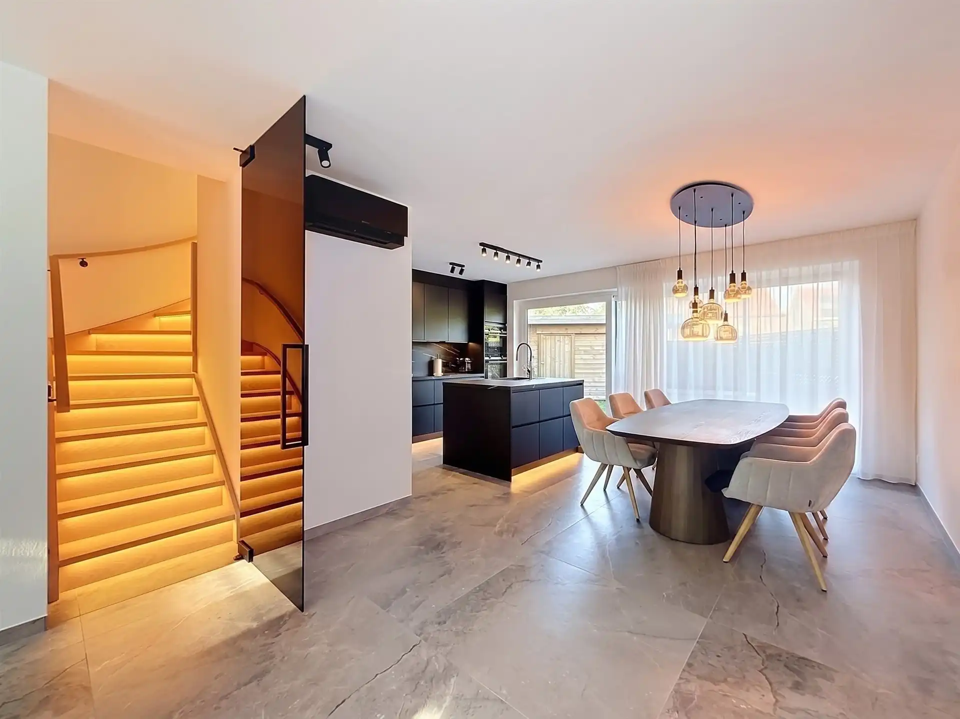 Prachtige nieuwbouwwoning op toplocatie met mogelijks 5 slaapkamers! foto {{pictureIndex}}